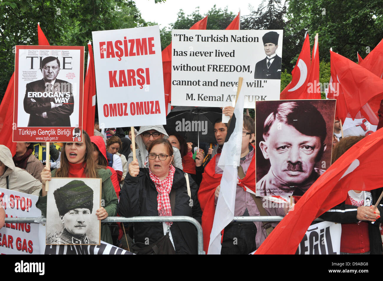 Belgrave Square, Londra, Regno Unito. 16h. Giugno 2013. I manifestanti di fronte l'Ambasciata turca tenere banner raffigurante il Primo ministro Recep Tayyip Erdogan come Hitler. Credito: Matteo Chattle/Alamy Live News Foto Stock