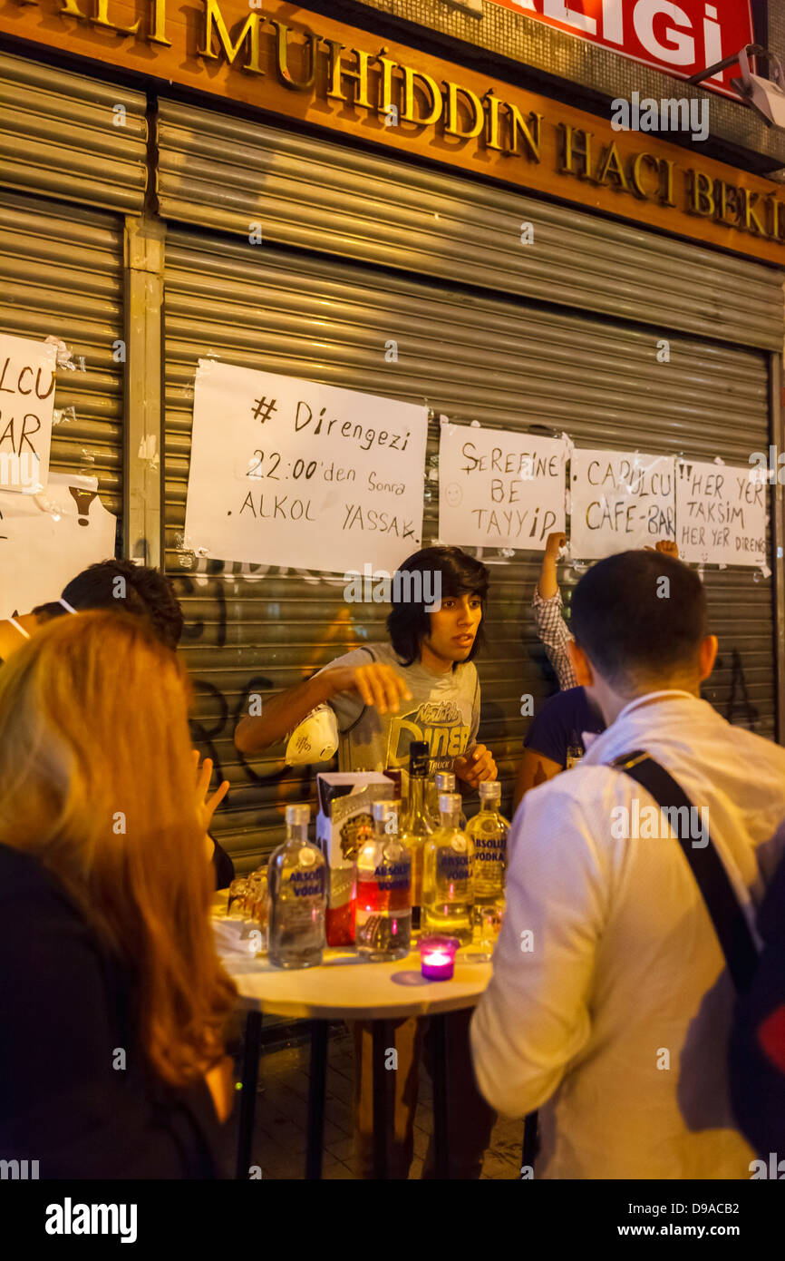 Intraprendenti giovani uomini che vendono bevande durante il Taksim Gezi Park proteste, Istanbul, Turchia Foto Stock