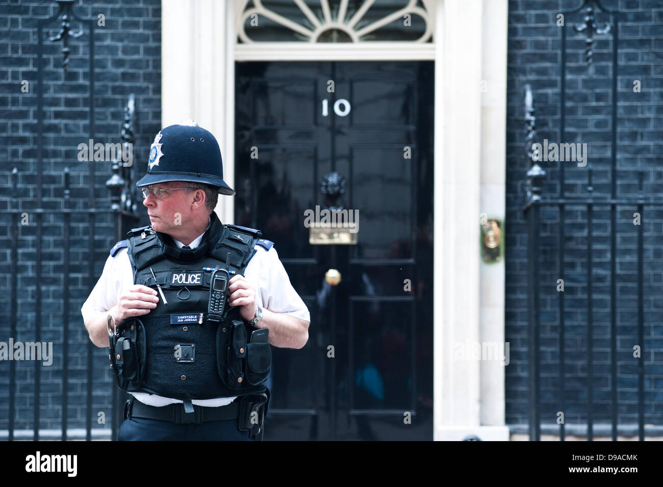 London, Regno Unito - 16 Giugno 2013: un funzionario di polizia di attendere al di fuori 10 Downing street prima dell'arrivo del Presidente russo Vladimir Putin per soddisfare circa il Primo Ministro David Cameron per discutere la Siria in vista del G8.. Credito: Piero Cruciatti/Alamy Live News Foto Stock