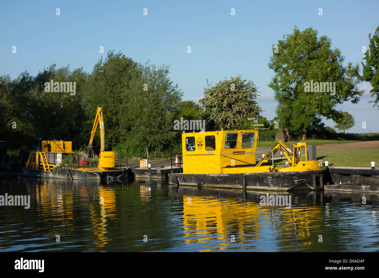 Gru grab e draghe barche da lavoro sul fiume Cam Clayhithe Foto Stock
