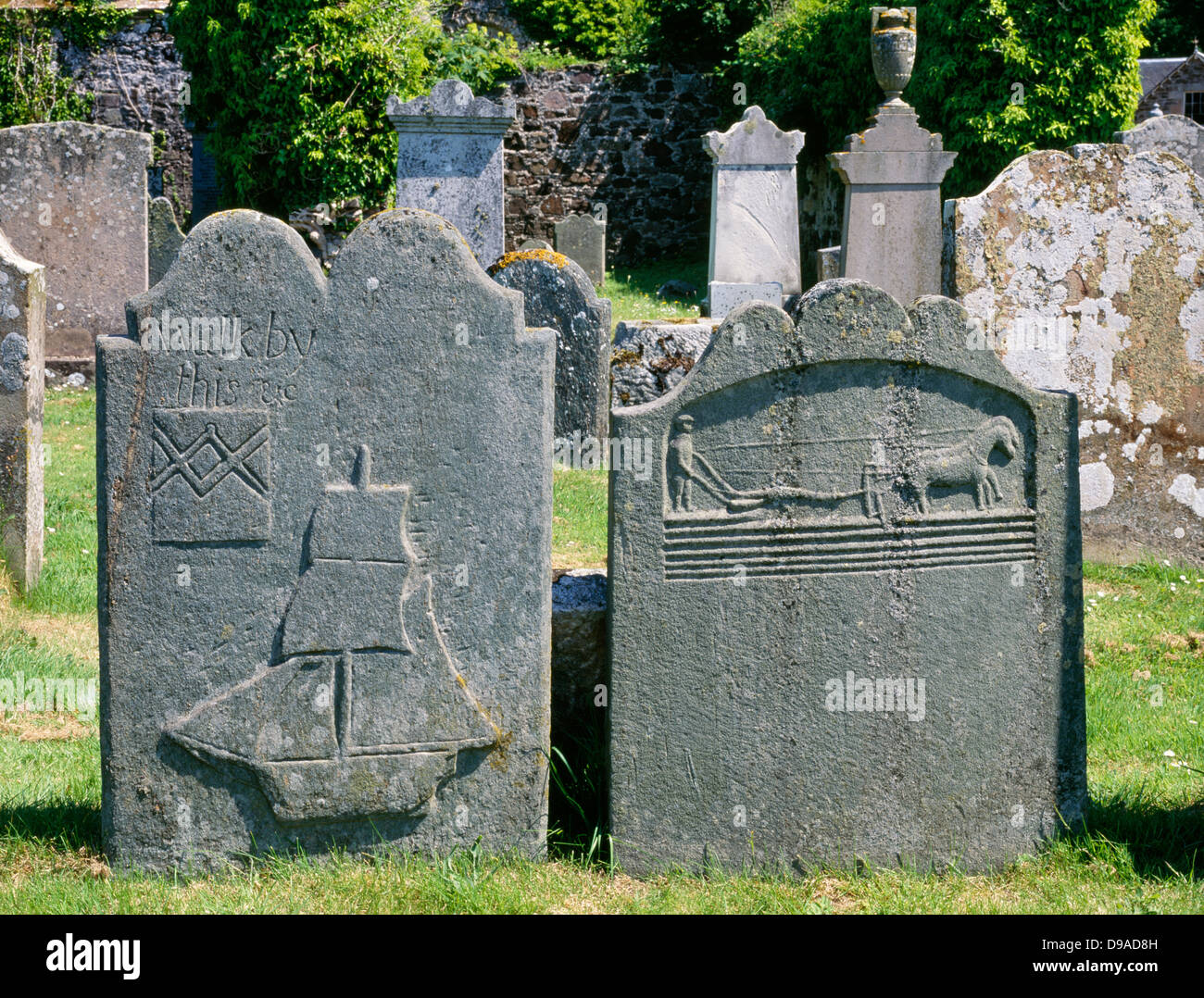 Due xix secolo lapidi raffiguranti mestieri ( marinaio e agricoltore) nel cimitero di Killean vecchia chiesa parrocchiale, Kintyre, Scozia Foto Stock