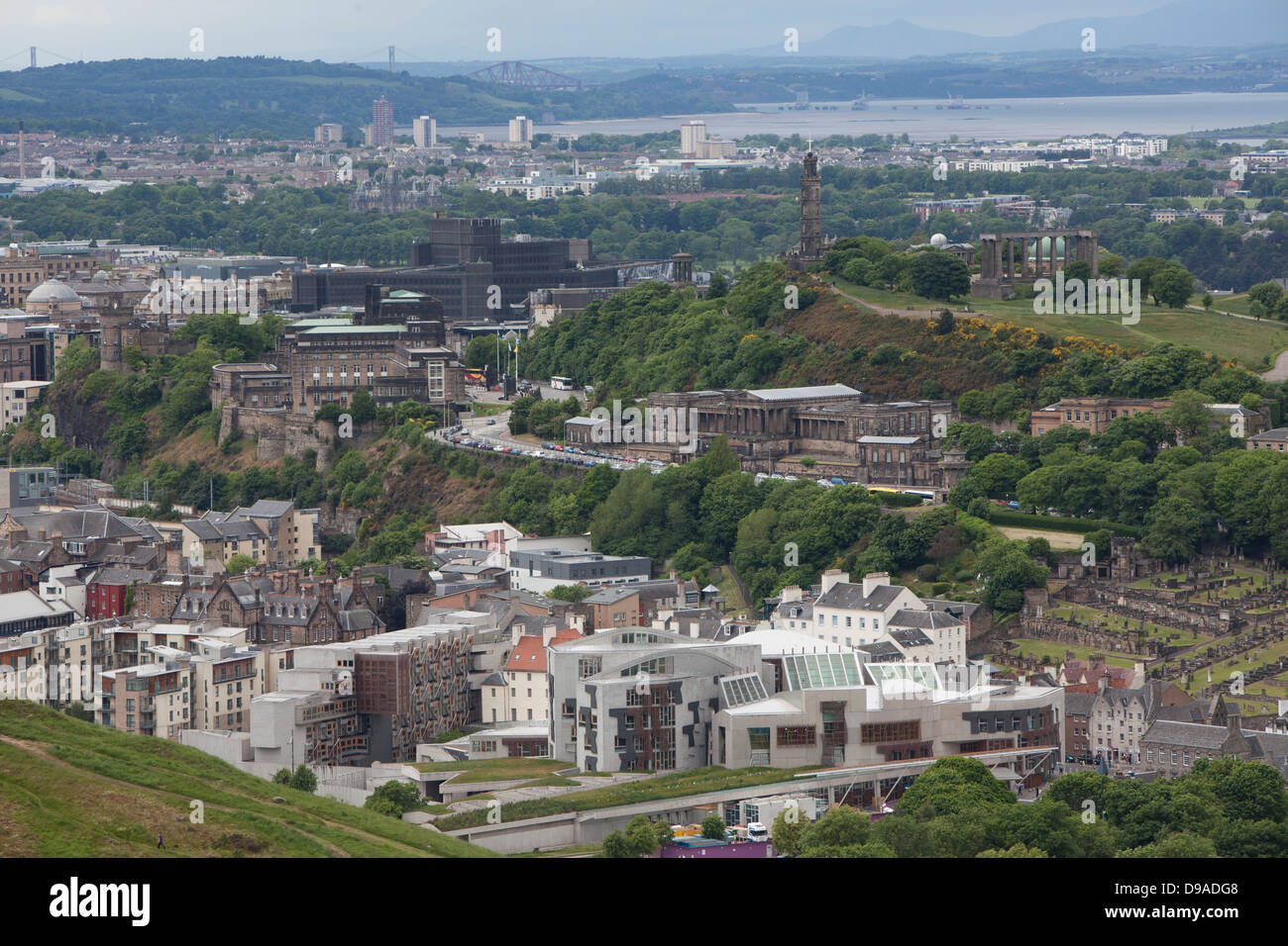Il Parlamento Scozzese, Holyrood, Edimburgo con la città sullo sfondo Foto Stock