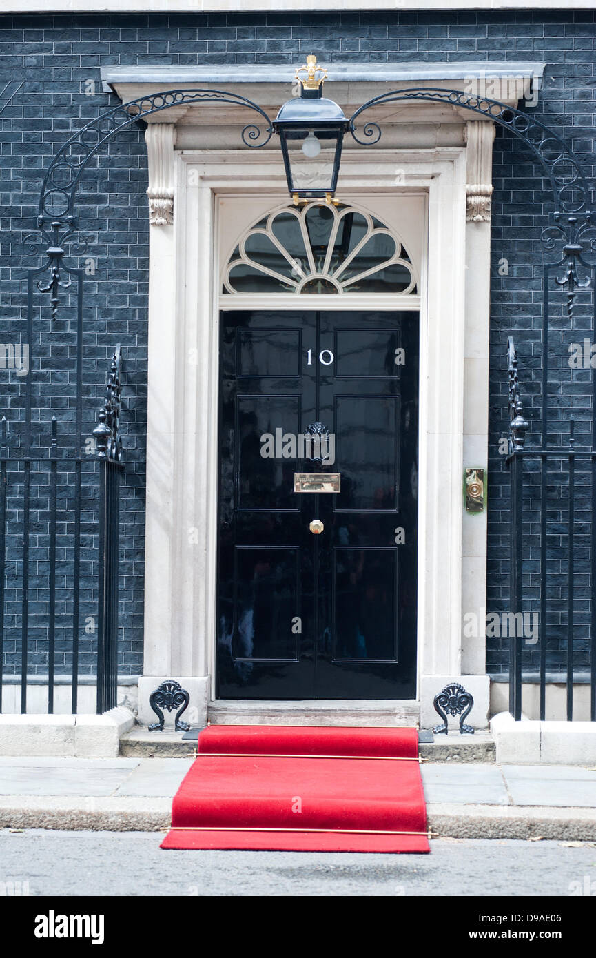 London, Regno Unito - 16 Giugno 2013: 10 Downing Street porta di ingresso prima della riunione del presidente russo Vladimir Putin Credito: Piero Cruciatti/Alamy Live News Foto Stock