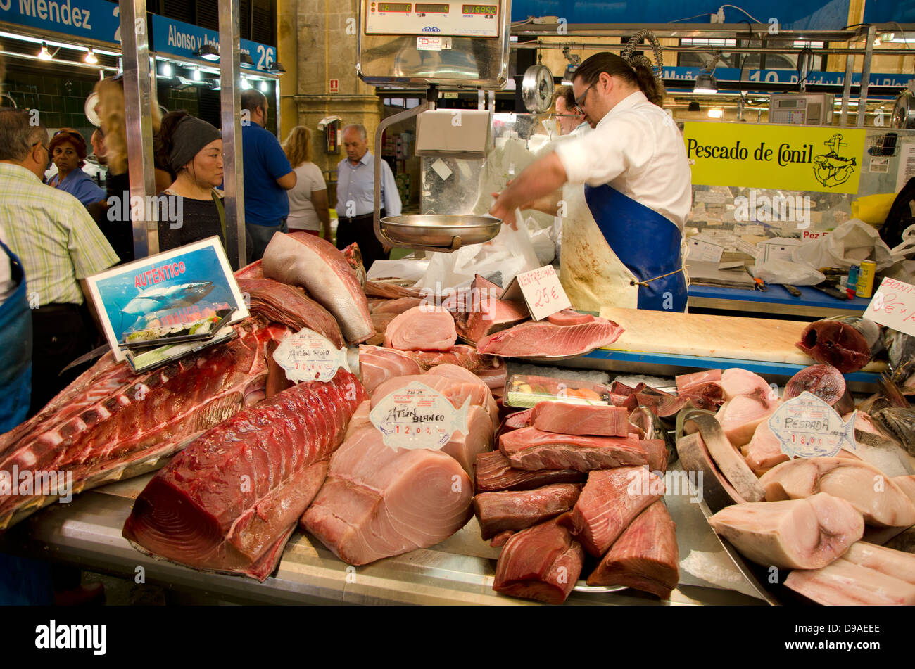 Il tonno e il pesce spada al Mercado Central de Abastos, coperto Mercato del pesce fresco di Jerez de la Frontera, Andalusia, Spagna. Foto Stock