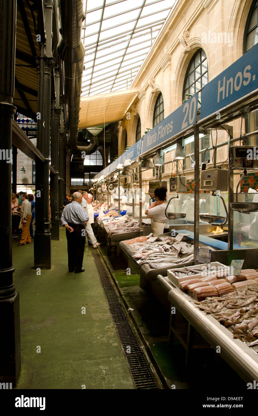 Il Mercado Central de Abastos, coperto Mercato del pesce fresco di Jerez de la Frontera, Andalusia, Spagna. Foto Stock