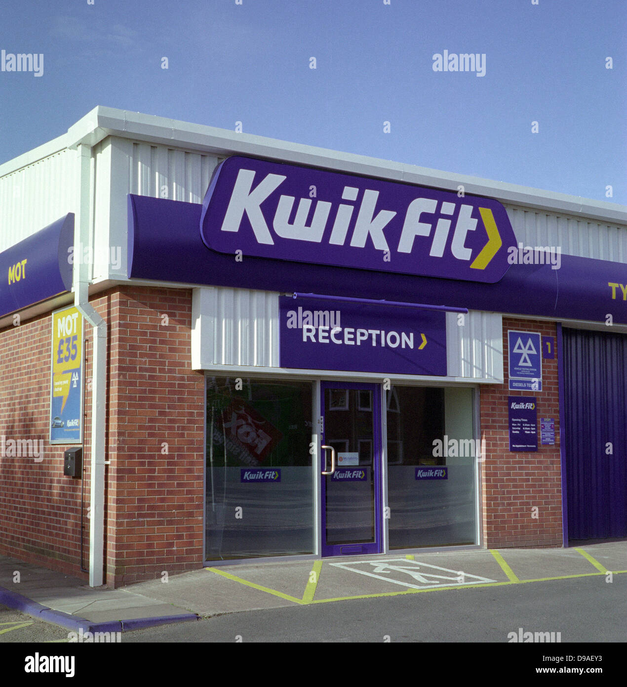 Kwik montare pneumatici e di scarico MOT Test Center o garage, Mill Race Lane, Stourbridge, West Midlands, England, Regno Unito Foto Stock