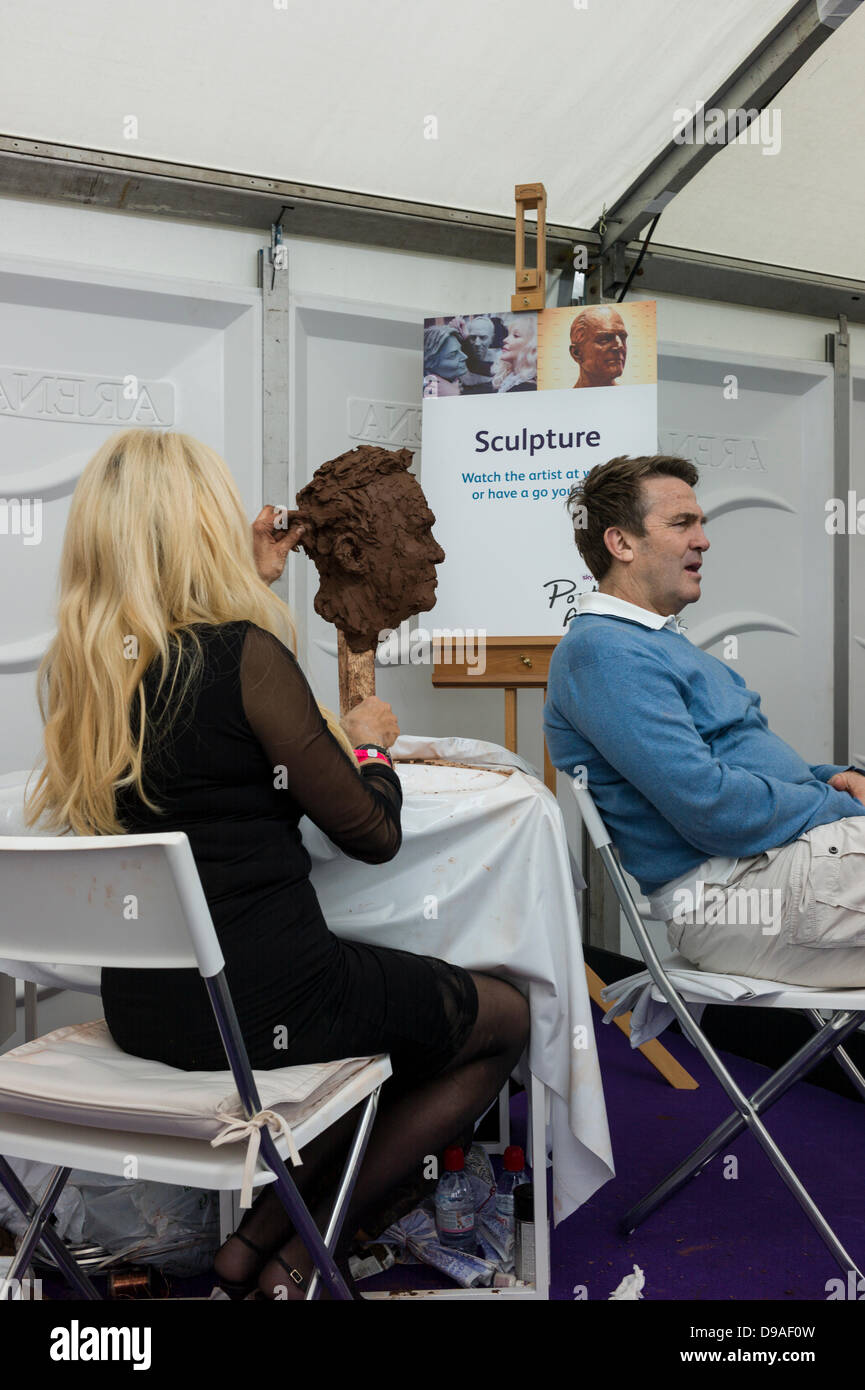 Londra REGNO UNITO, Trafalgar Square, Domenica, 16 giugno 2013. Sky Arts National Portrait Festival. Scultore Frances Segelman scolpire un busto di argilla di intrattenitore Bradley Walsh, al London calore di Sky Arts ritrattista dell'anno di competizione. Credito: Rena perla/Alamy Live News Foto Stock