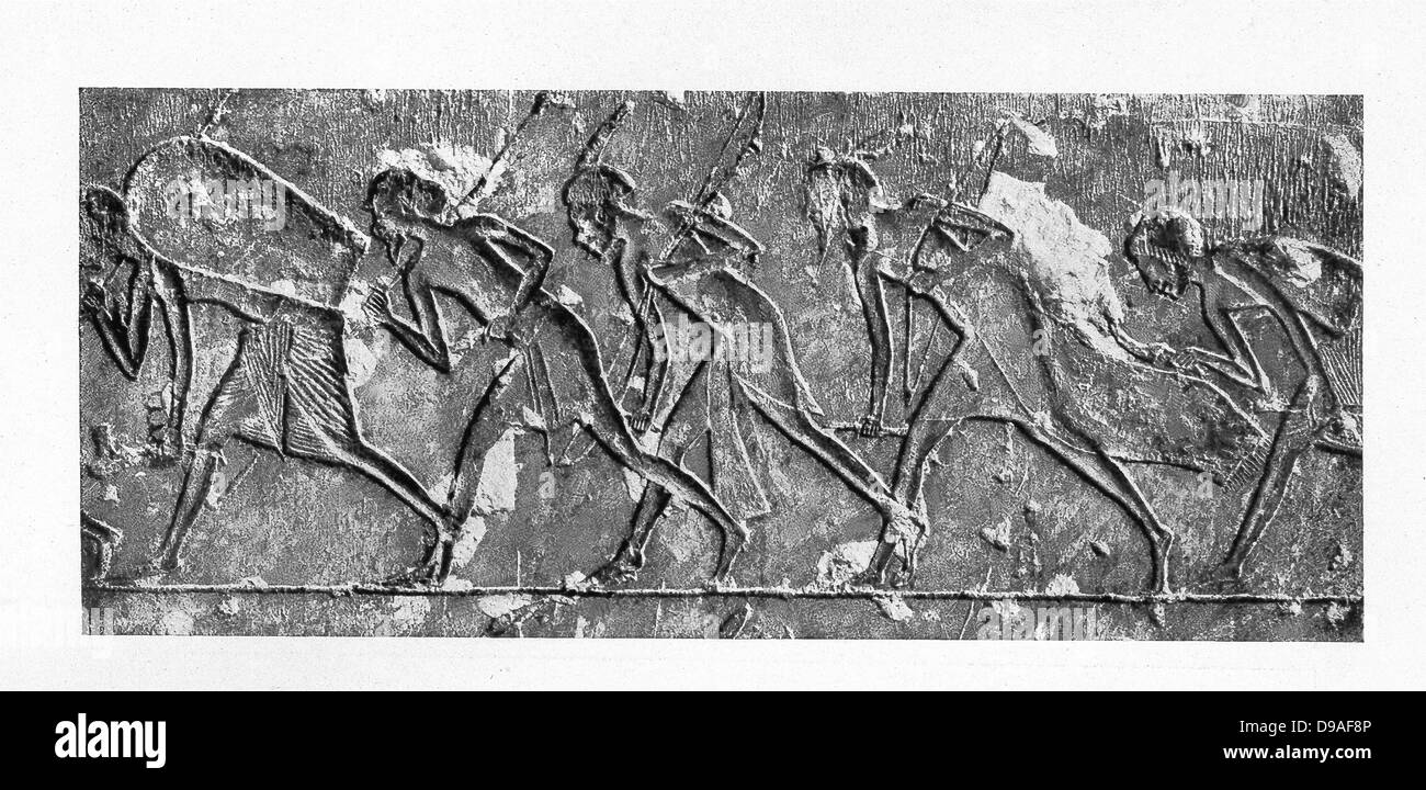 Questo rilievo di calcare è stato ritrovato in una tomba a Akhetaten (Amarna) sono gli assistenti del funerale di Amenhotep IV (Akhenaton). Foto Stock