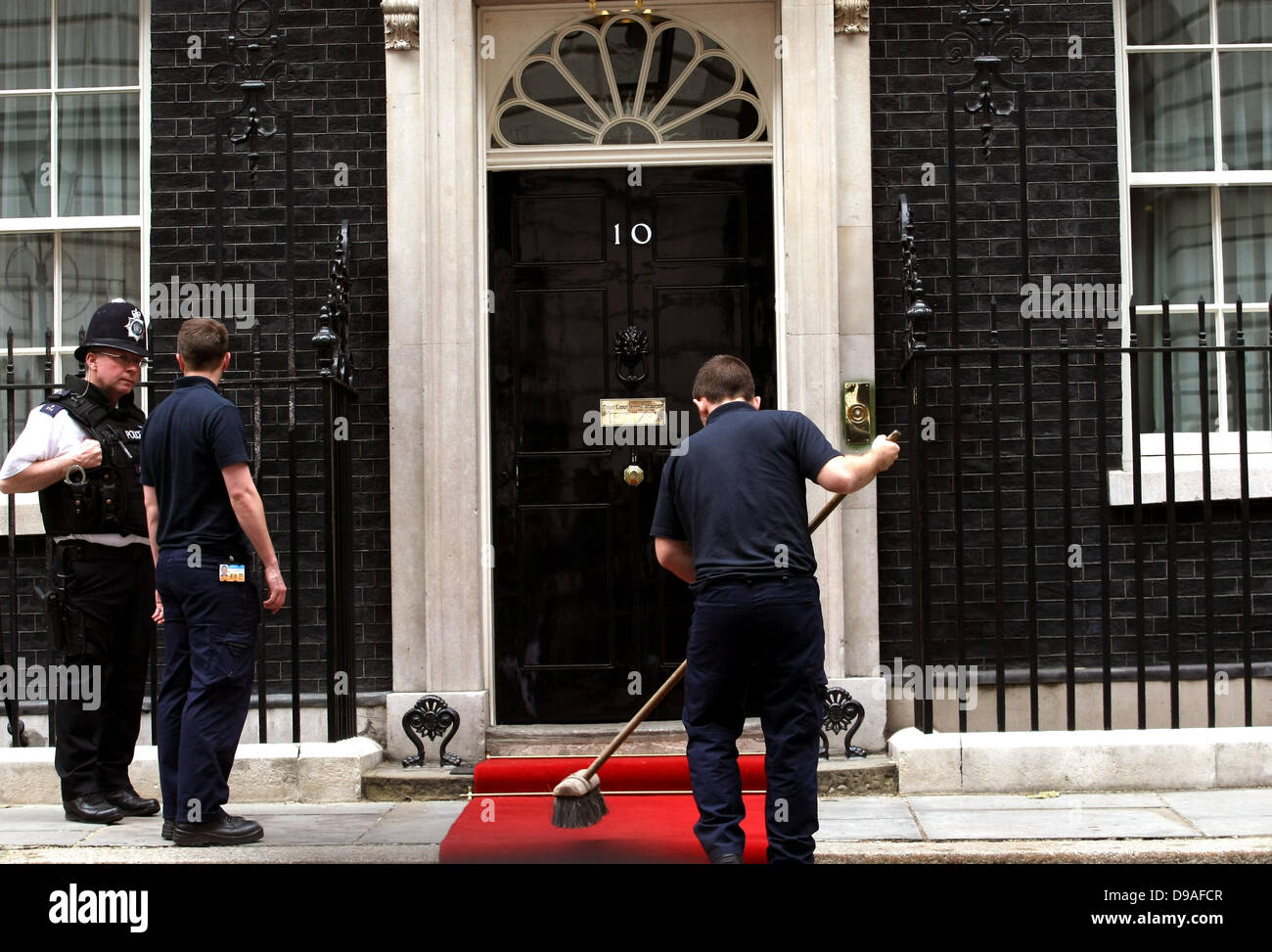 Numero 10 lavoratori Stendete il tappeto rosso del primo ministro britannico incontra V 16 Giugno 2013 10 Downing Street London Inghilterra England Foto Stock