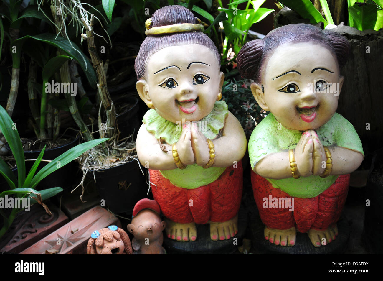 Modello di bambola incantevole saluto buddista ciao benvenuti arte souvenir viaggi sawadeeka felice cultura tradizionali friendly asian garden Foto Stock