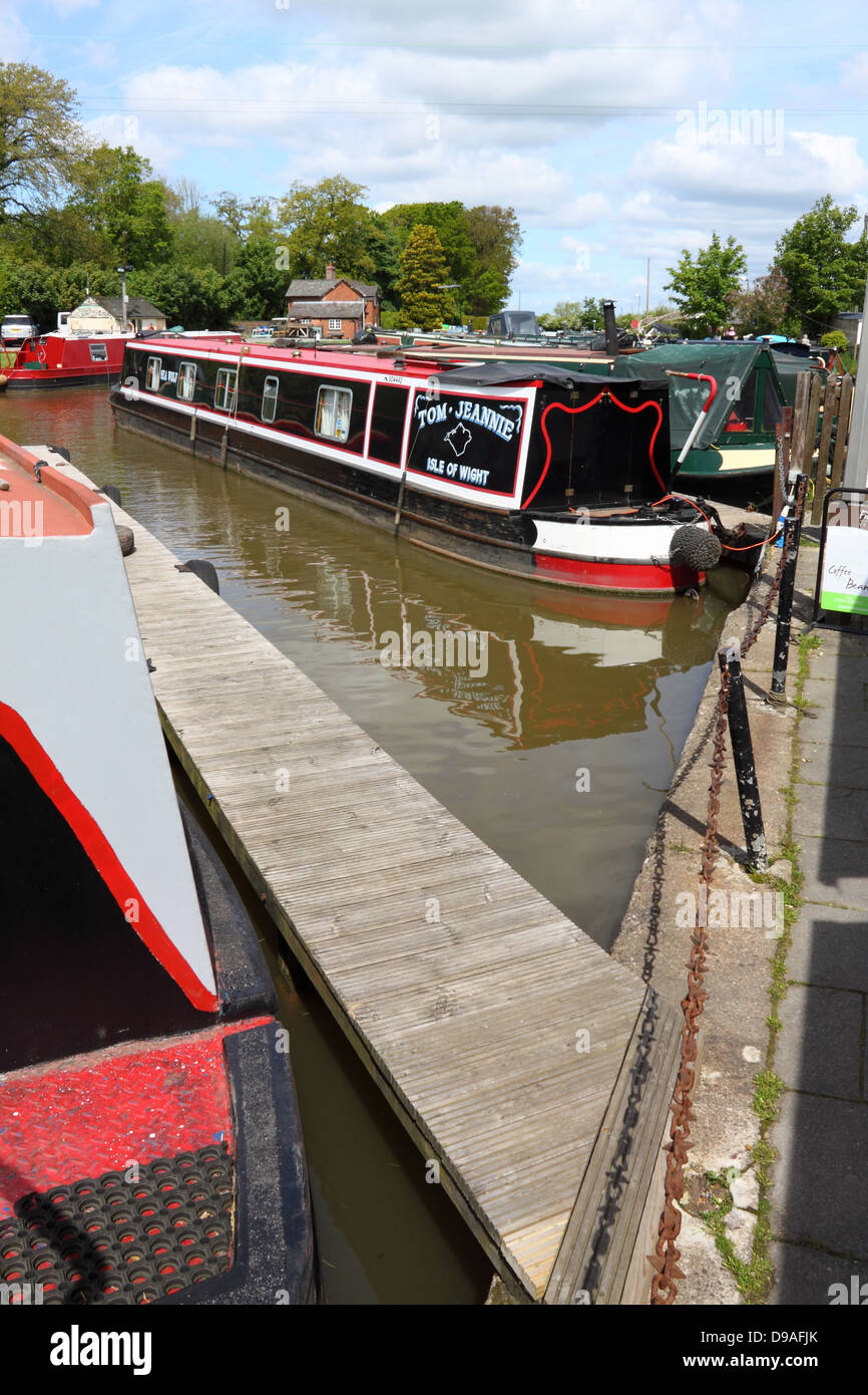 Canal narrowboats ormeggiato a Nantwich Marina, Cheshire, Inghilterra Foto Stock