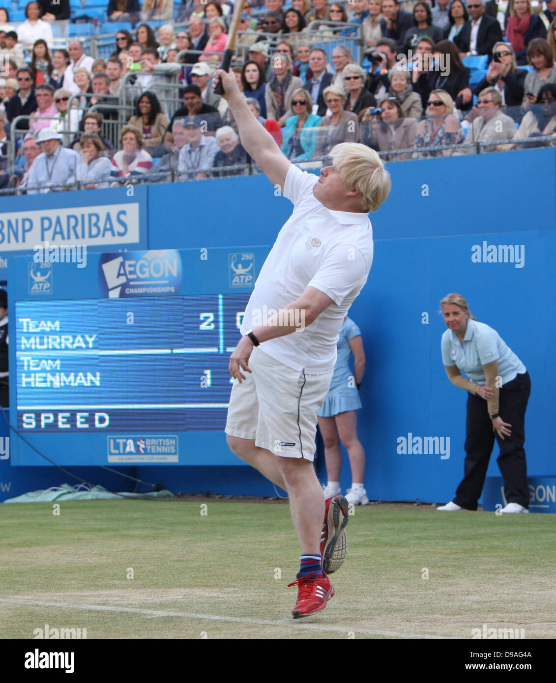 16.06.2013. Londra, Inghilterra. Boris Johnson svolge in una celebrità match di tennis durante la Aegon finale dei campionati dalla regina Credito: Azione Sport Plus/Alamy Live News Foto Stock