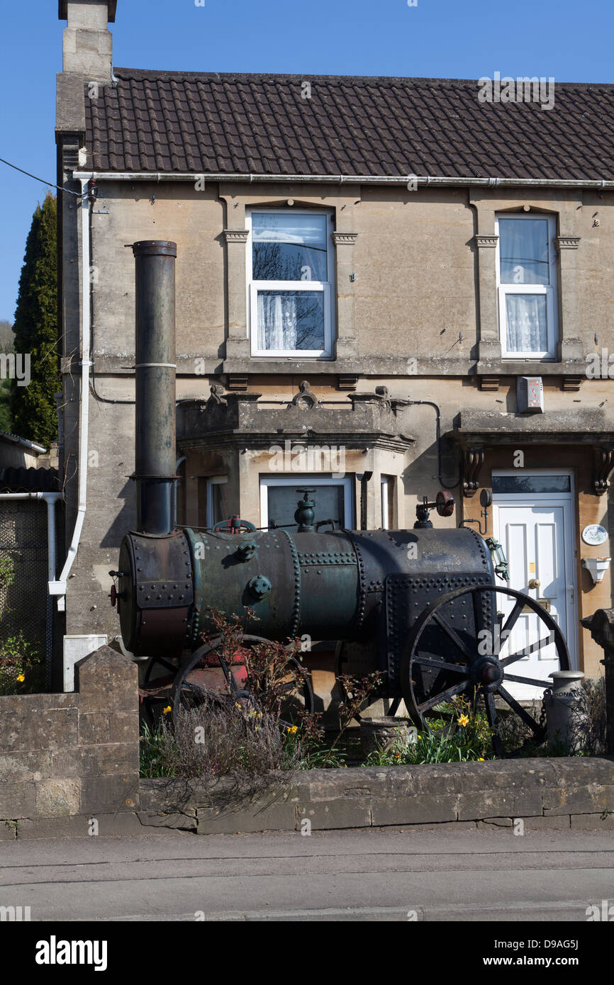 Il vecchio motore a vapore nel giardino della casa di Box Foto Stock