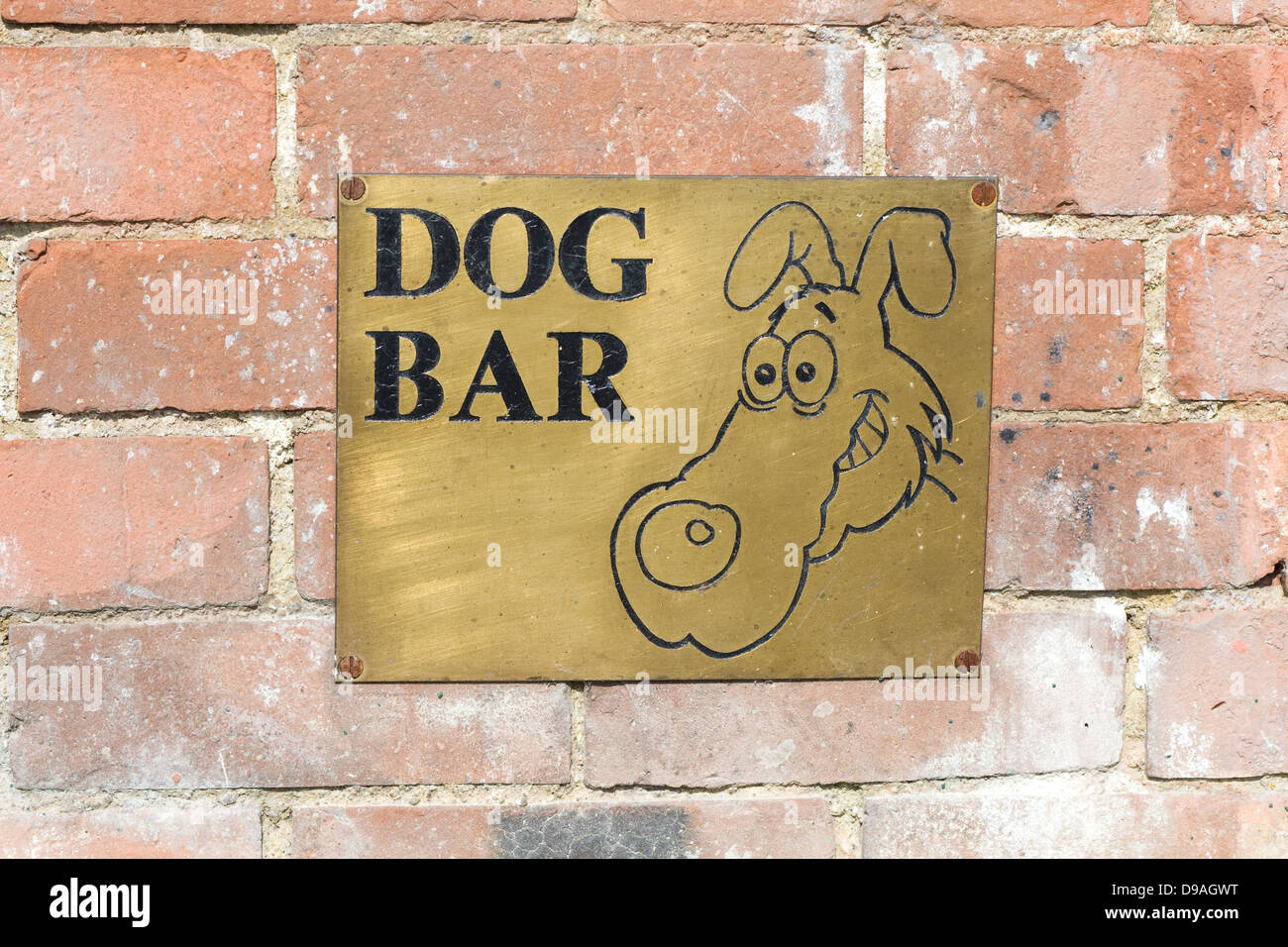 Placca a muro per informare il pubblico di un cane Bar Foto Stock