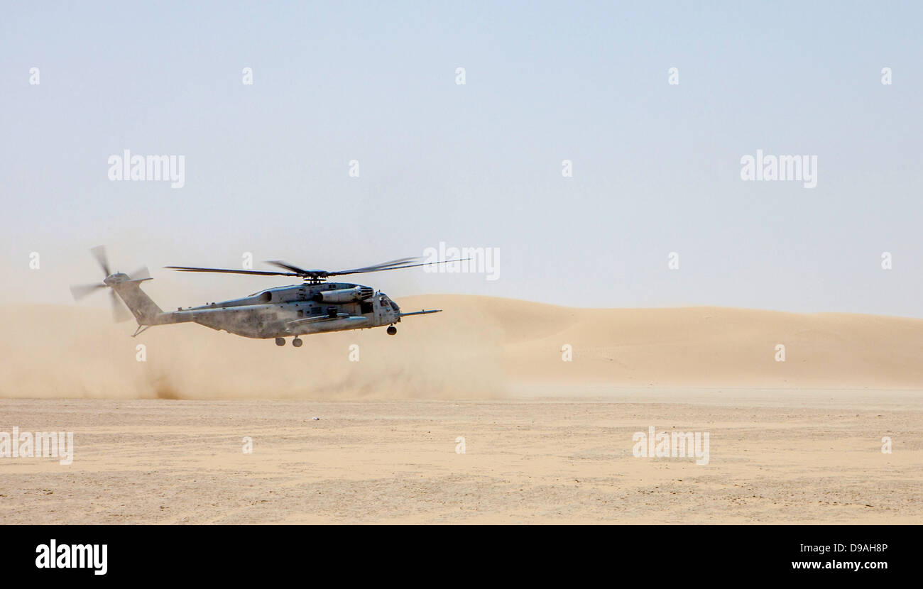 Un US Marine Corps CH-53E Super Stallion elicottero decolla dal deserto per condurre operazioni di paracadute Aprile 25, 2013 in Qatar. Foto Stock