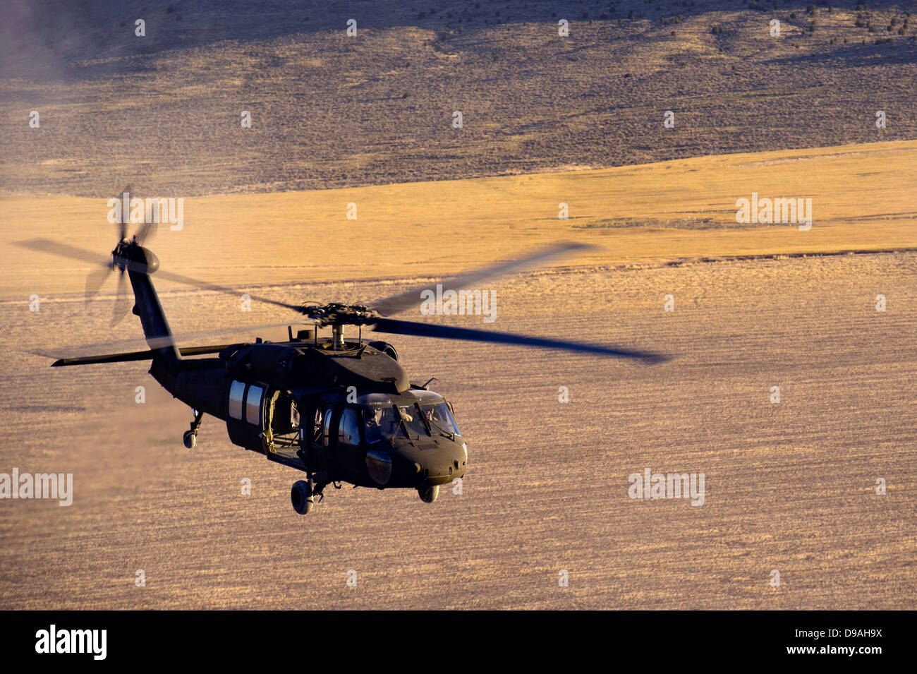 US Army delle forze speciali militari preparare al paracadute da un UH-60L elicottero Blackhawk durante il corso di Formazione Giugno 20, 2012 in Fairfield, Utah. Foto Stock