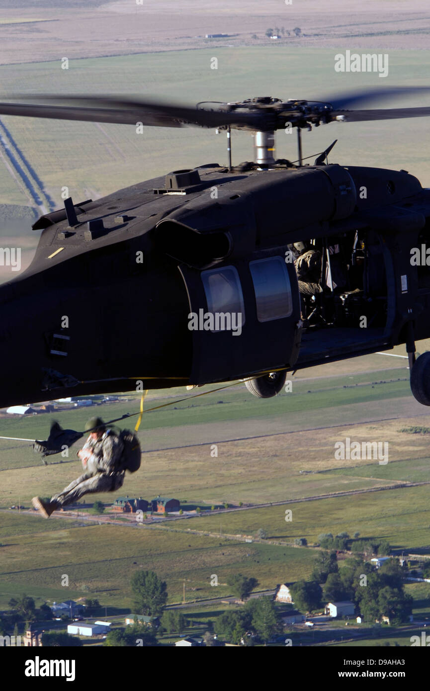 US Army delle forze speciali militari paracadute da un UH-60L elicottero Blackhawk durante il corso di Formazione Giugno 20, 2012 in Fairfield, Utah. Foto Stock