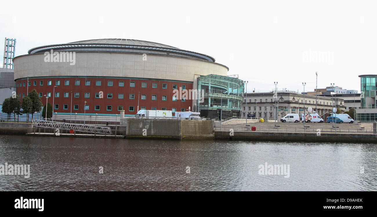 Belfast , Irlanda del Nord. Il 15 giugno, 2013. Appena 12 ore prima il Presidente Usa Barack Obama arriva a Belfast una vasta operazione di polizia oscilla in luogo della città in vista del Vertice G8 in Irlanda del Nord - Media iniziare ad impostare al Waterfront Hall in Belfast davanti a Barack Obama la visita Foto Stock