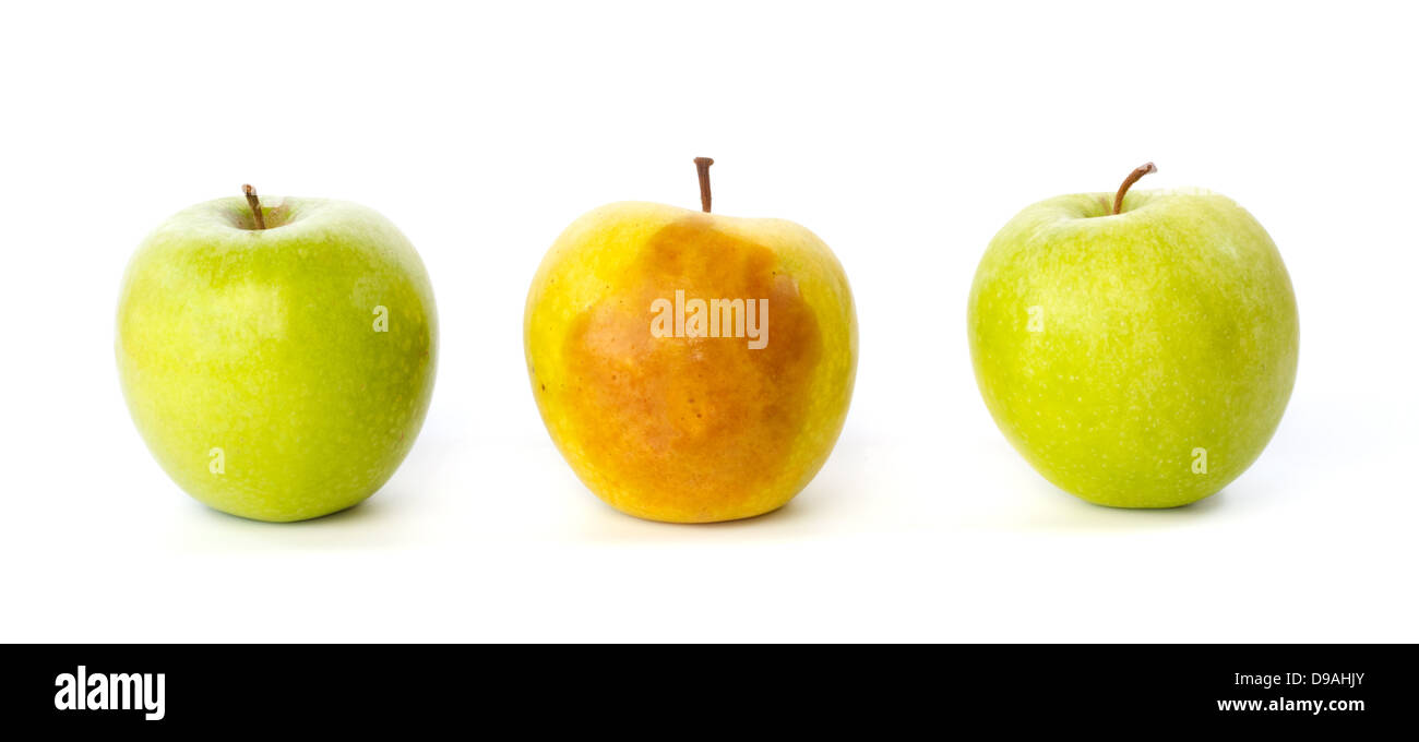 Apple schiacciato tra due mele sano contro uno sfondo bianco Foto Stock