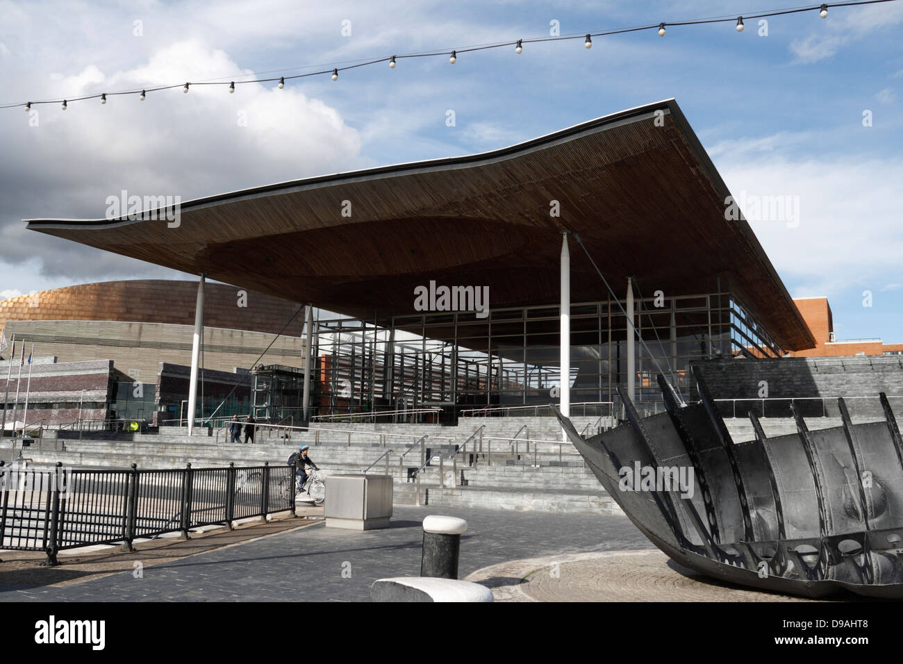 Welsh Assembly Building o Senedd nella baia di Cardiff, Galles, governo regionale del Regno Unito, architettura sostenibile Foto Stock