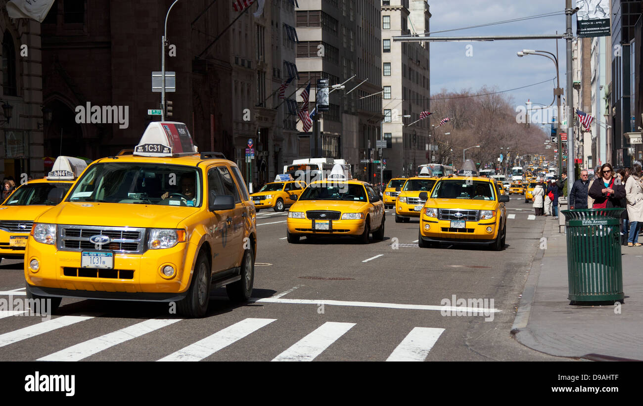 Scena di strada con le cabine andando verso il centro sulla Fifth Avenue a Manhattan, New York, NY, STATI UNITI D'AMERICA. Foto Stock