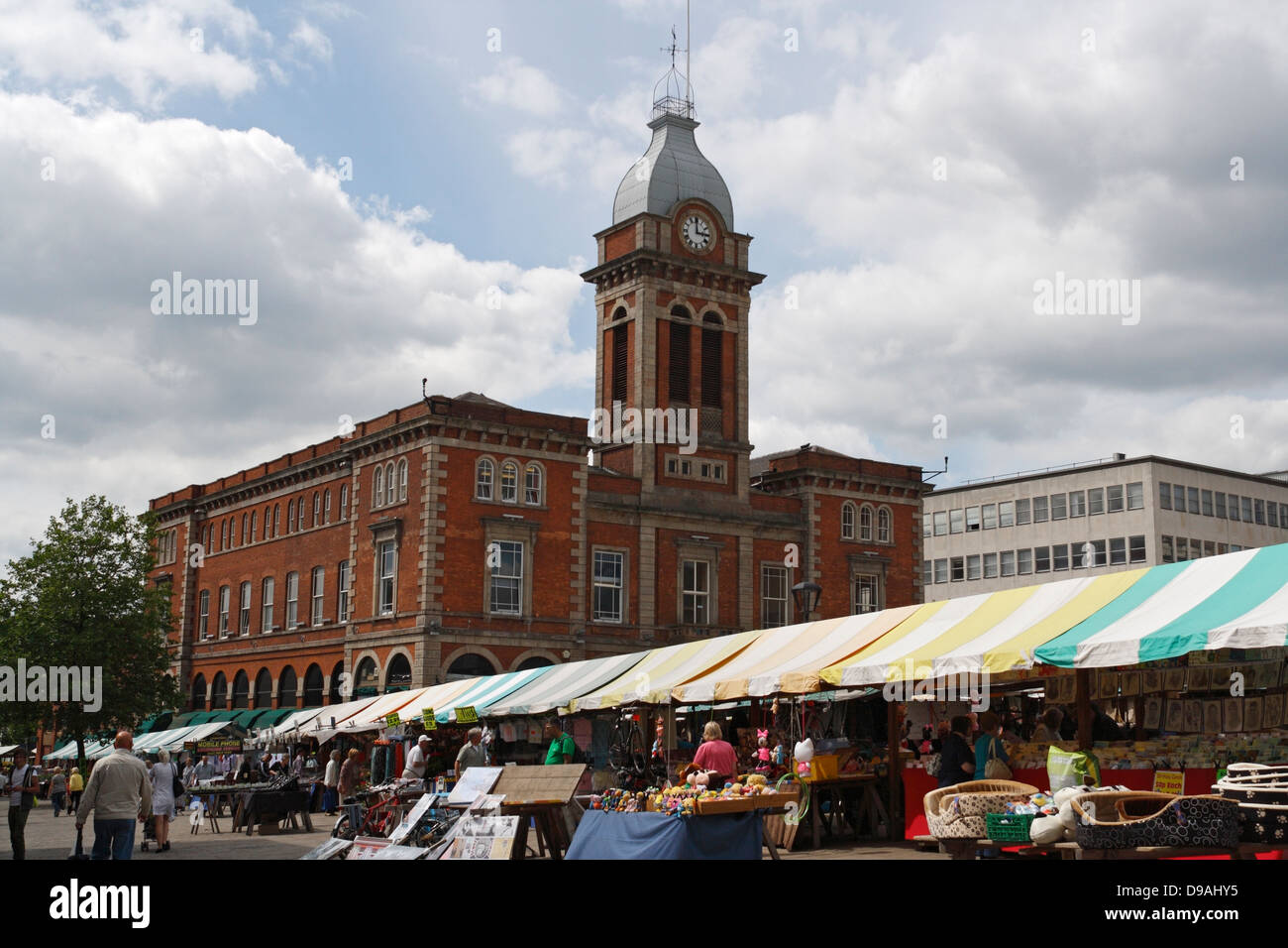 Il vecchio mercato di chesterfield con il mercato all'aperto di fronte. Derbyshire Inghilterra Regno Unito città mercato inglese, edificio classificato di grado II Foto Stock