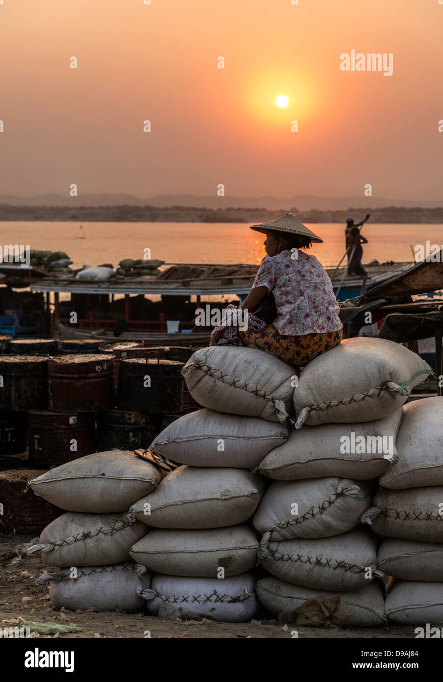 Baraccopoli lungo il Fiume Ayeyarwady Mandalay al tramonto MYANMAR Birmania Sud Est asiatico Foto Stock
