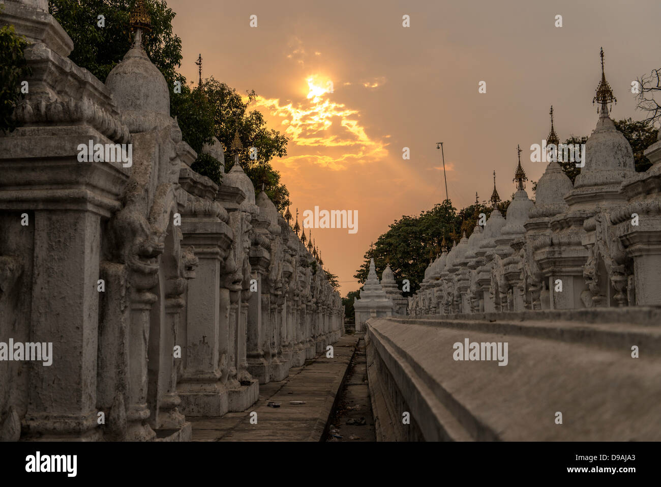 Kuthodaw o Royal Pagoda di merito Mandalay MYANMAR Birmania Sud Est asiatico Foto Stock
