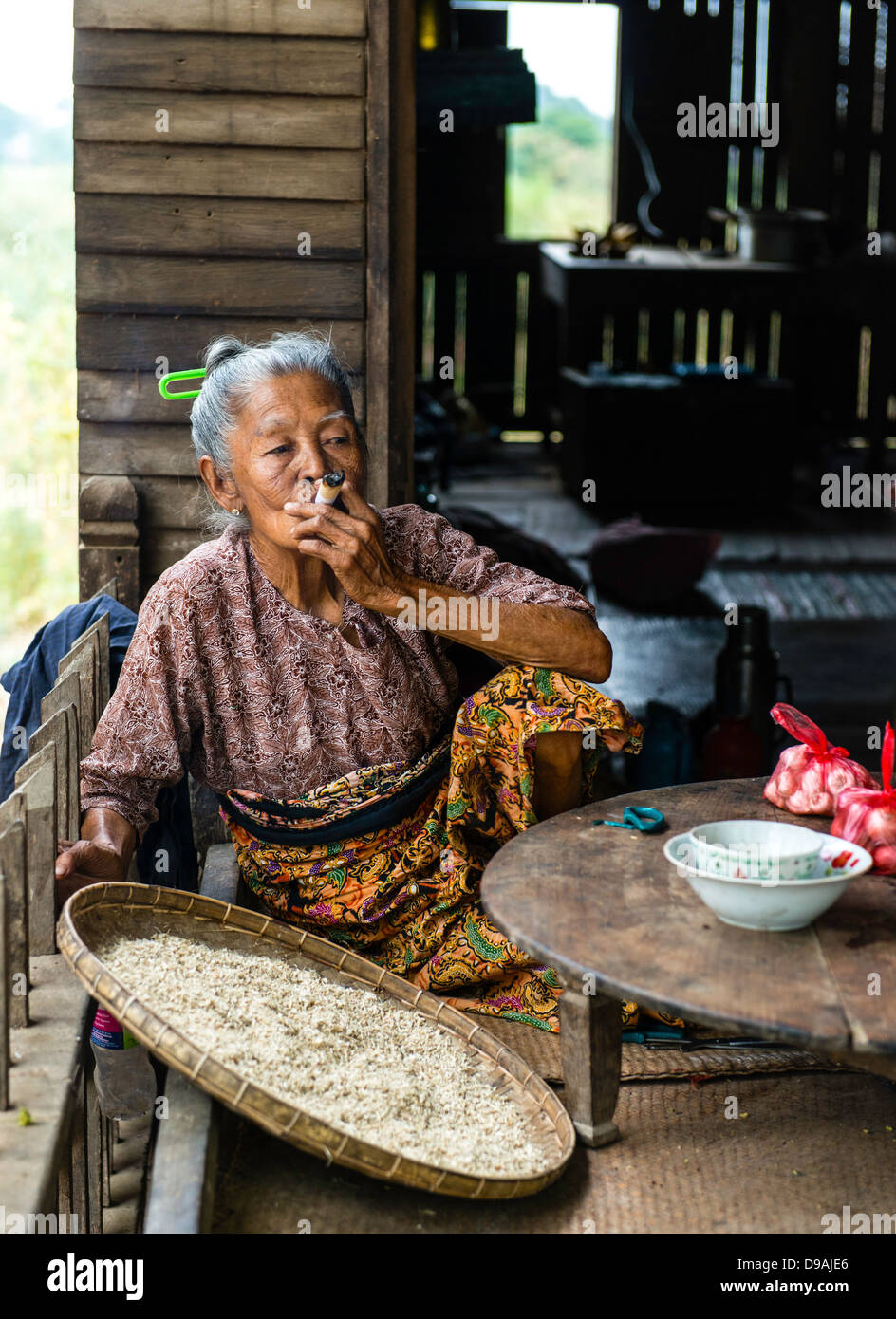 Donna fumatori di sigari MYANMAR Birmania Foto Stock