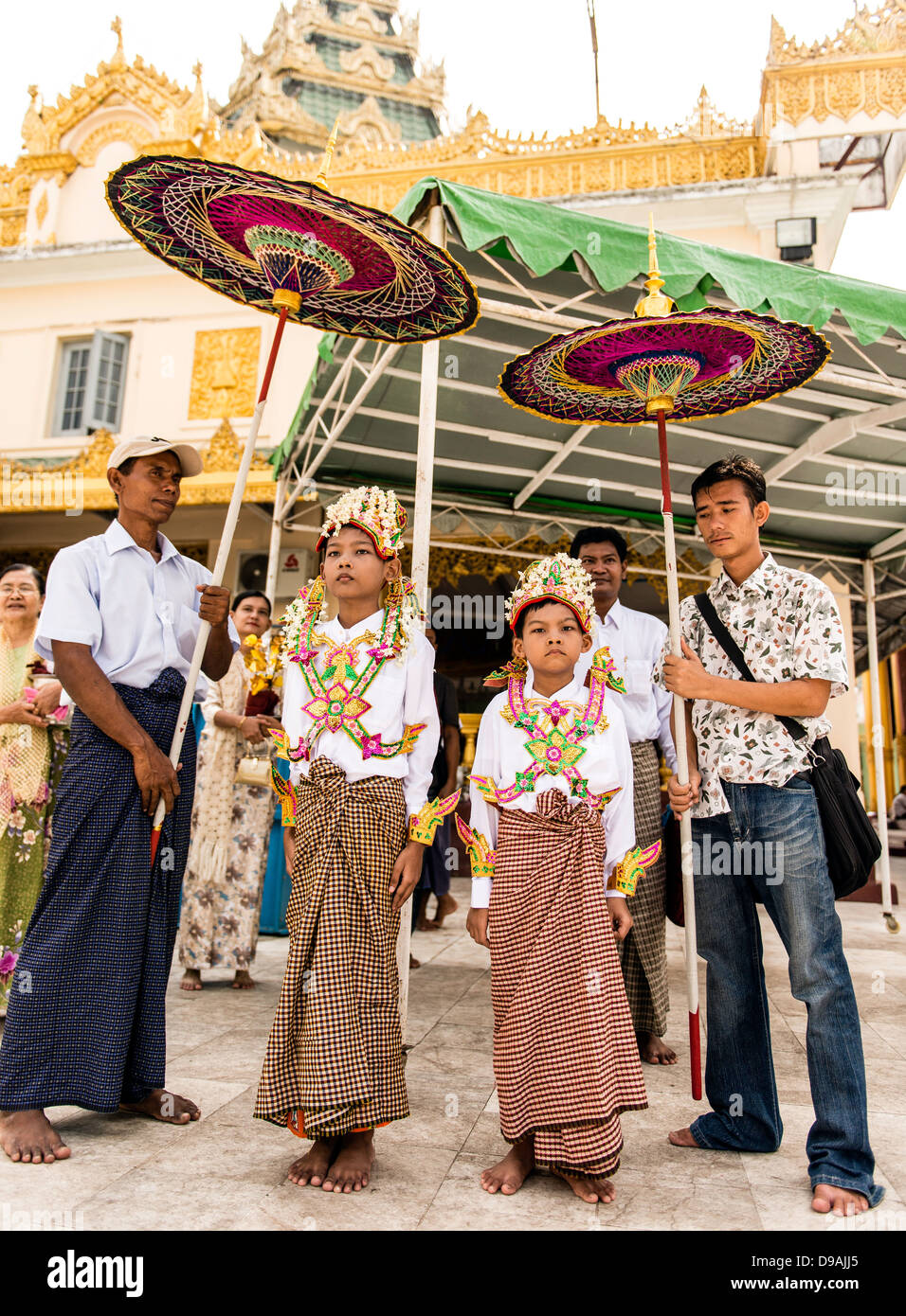 Monaco cerimonia di iniziazione alla Shwedagon pagoda Yangon Rangon MYANMAR Birmania Foto Stock