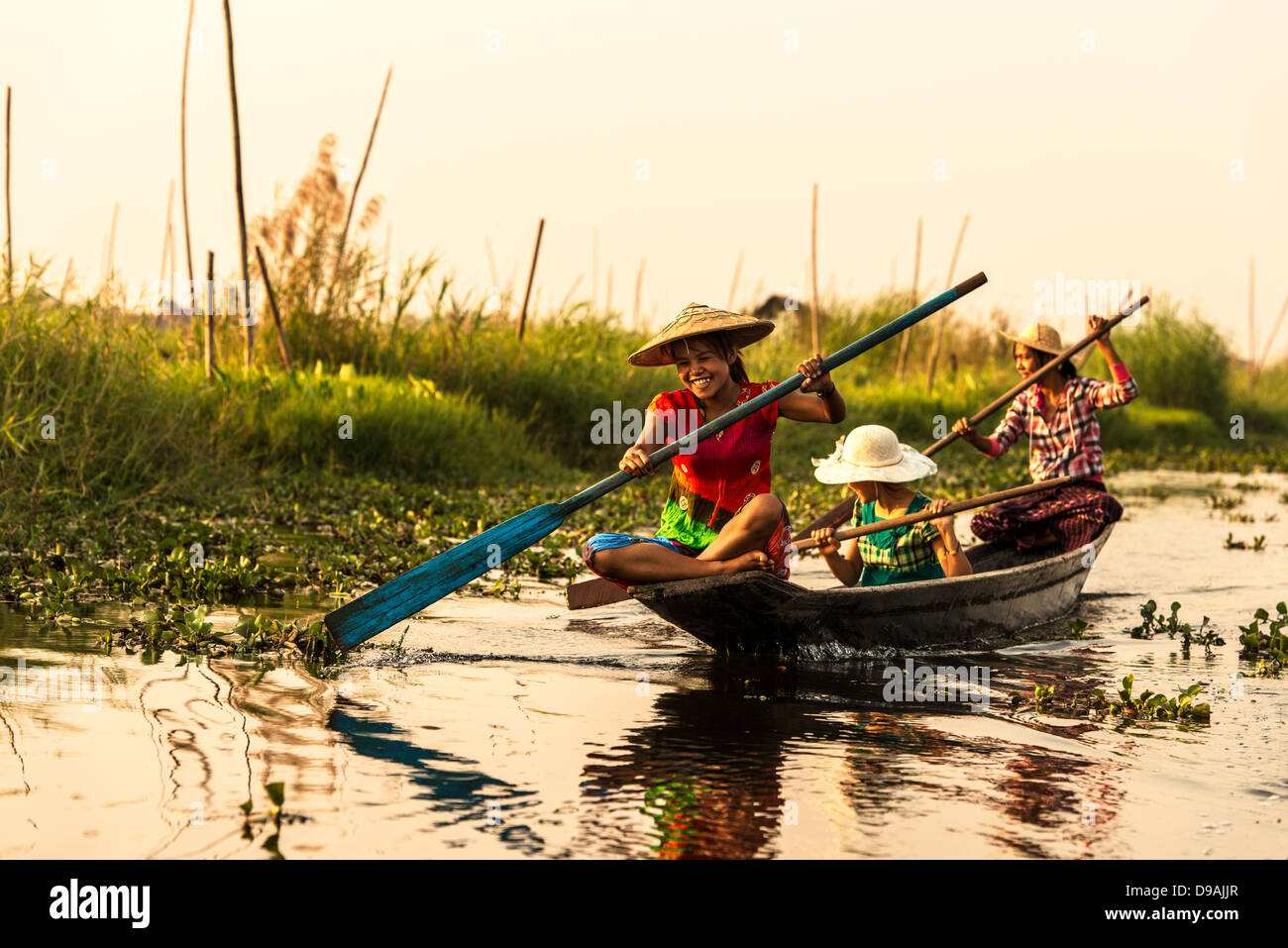 Giovani ragazze birmane di canottaggio sul Lago Inle MYANMAR Birmania Foto Stock