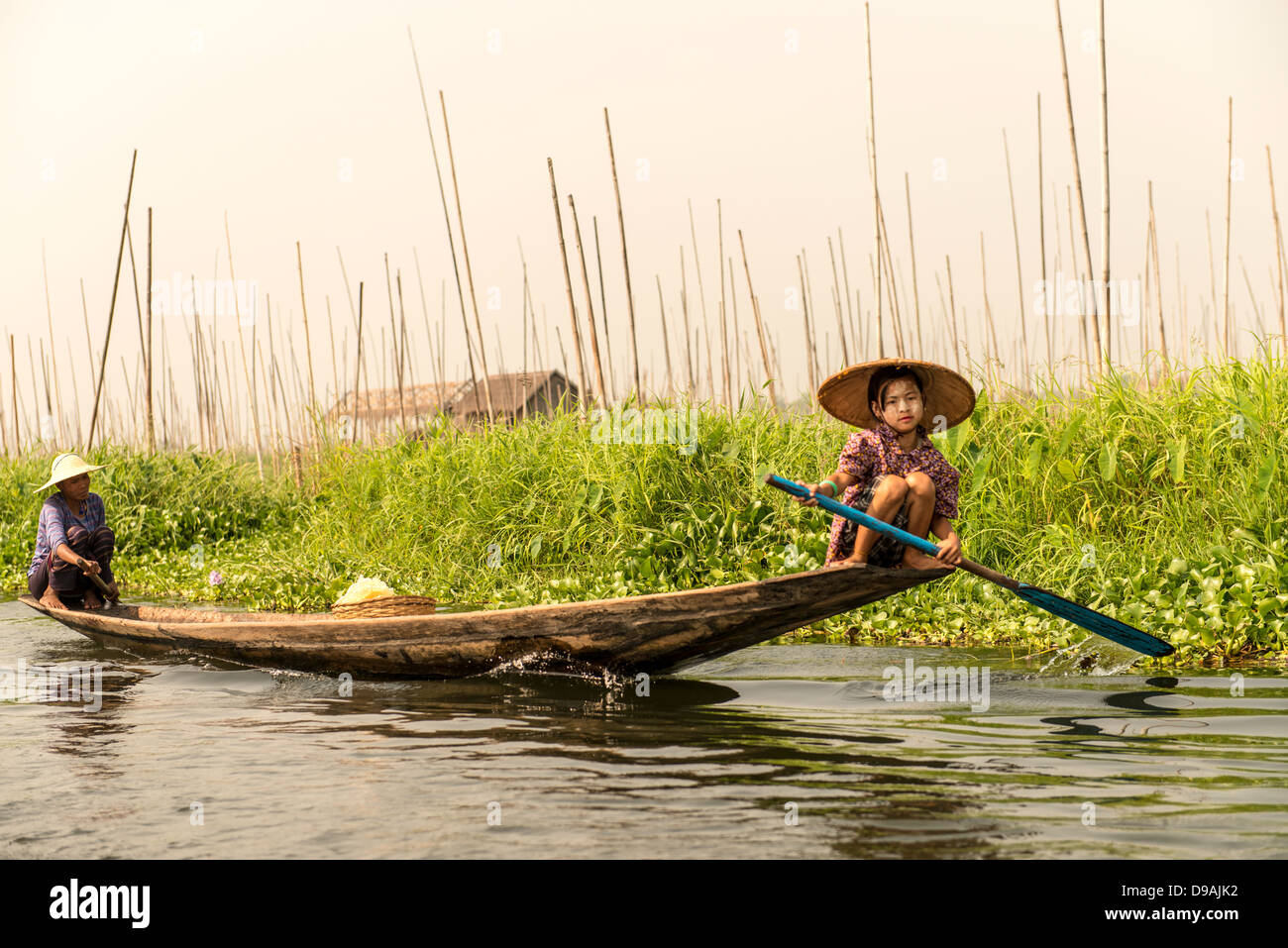 Giovane ragazza birmano di canottaggio sul Lago Inle MYANMAR Birmania Foto Stock