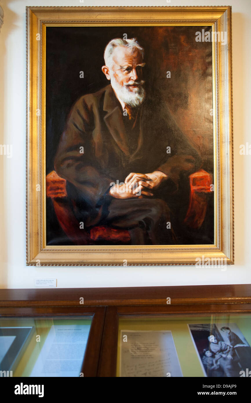 Un ritratto dipinto di George Bernard Shaw presso il Dublin Writers Museum in Repubblica di Irlanda Foto Stock