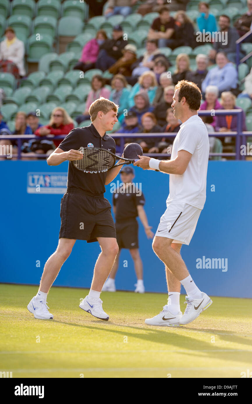 Eastbourne, Regno Unito. 16 Giugno, 2013. Aegon International 2013 Tennis Eastbourne Regno Unito - Domenica. Leggende corrispondono. Greg Rusedski (GBR) trades luoghi con una palla ragazzo nella sua esposizione raddoppia match partnering Lindsay Davenport (USA) contro Mark Philippoussis (AUS) e Rennae Stubbs (AUS) sul Centre Court. Rusedski e Davenport ha vinto la partita 5-2. Credito: Mike francese/Alamy Live News Foto Stock