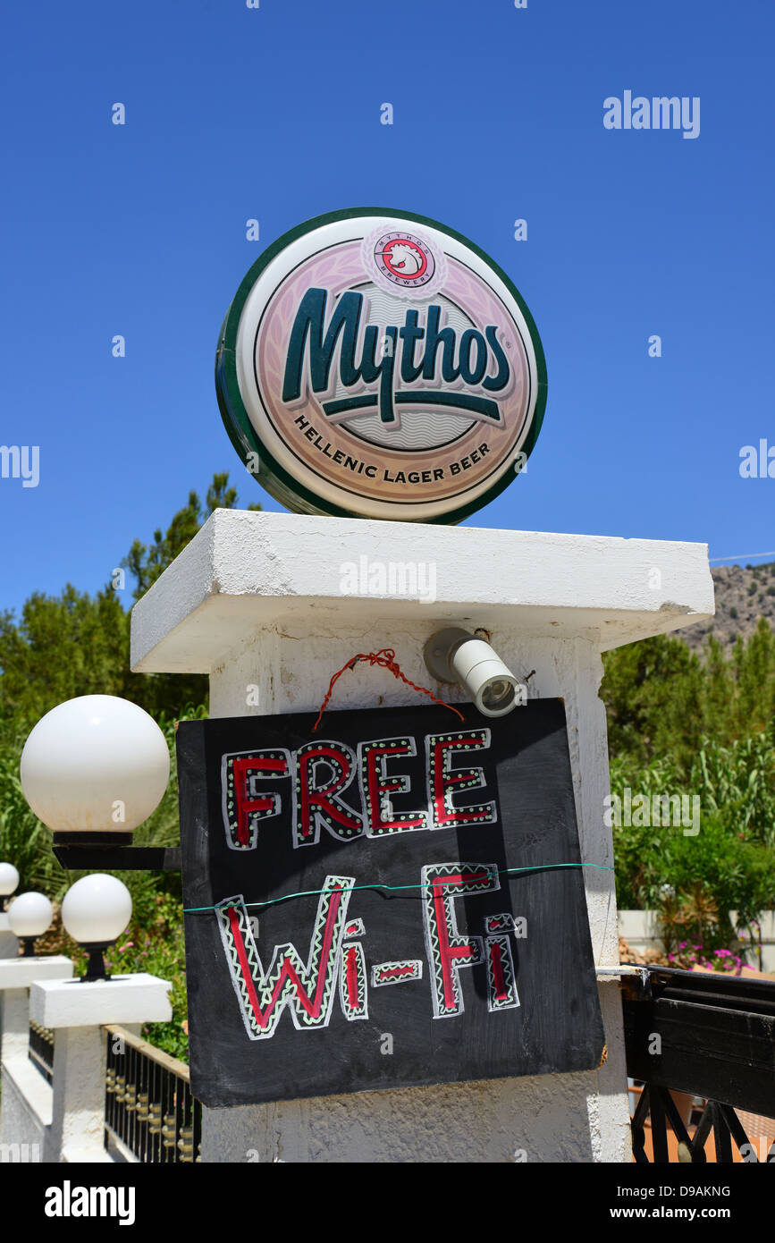Mythos birra e WiFi gratuito segno, Pefkos, Rodi (Rodi), del Dodecaneso, Egeo Meridionale Regione, Grecia Foto Stock