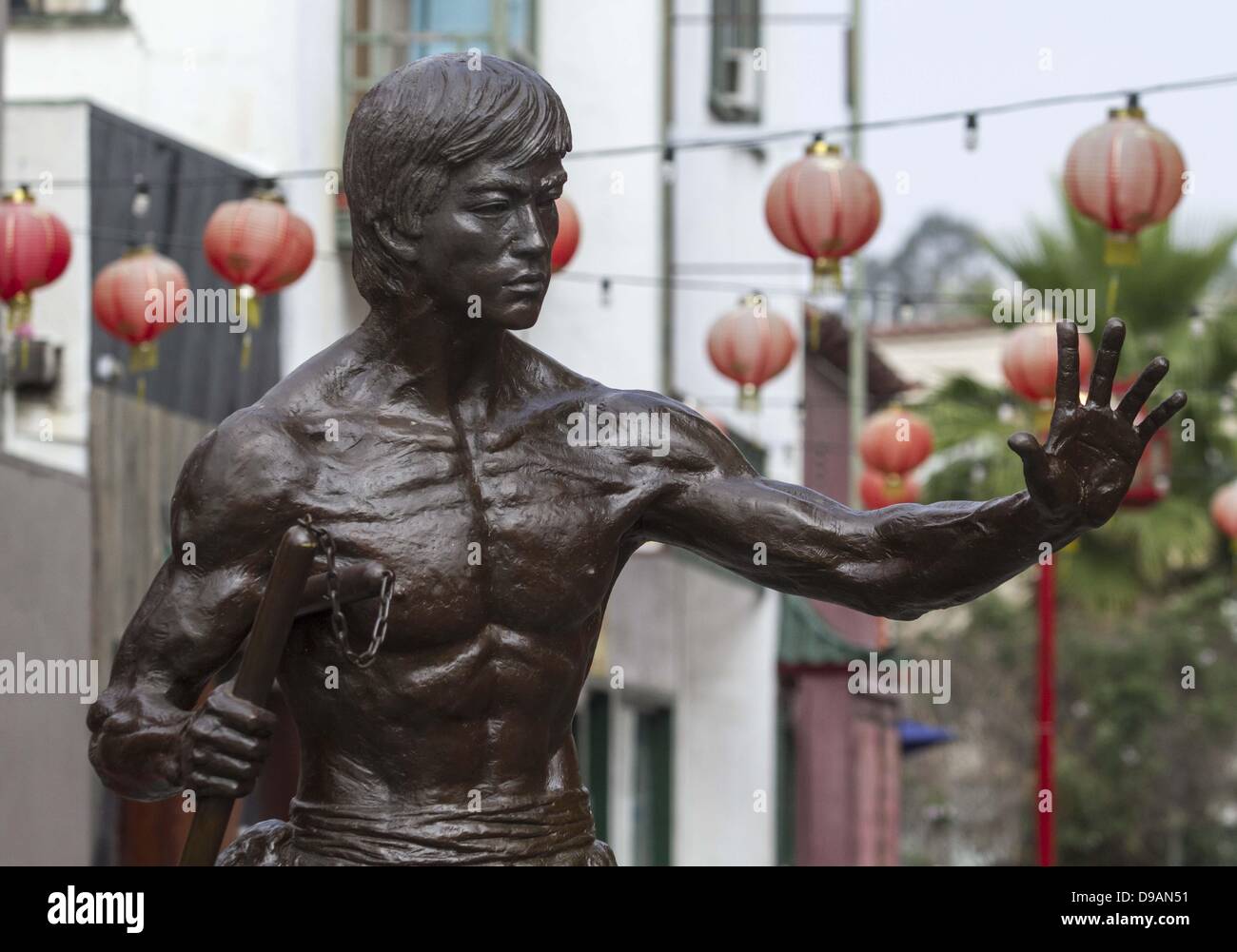 Los Angeles, California, STATI UNITI D'AMERICA 16 giugno, 2013. Un 7.6 piede-alta statua in bronzo di arti marziali star Bruce Lee è visto in Los Angeles' Chinatown Domenica, 16 giugno 2013 a Los Angeles, California. La statua di contrassegnare il quartiere il settantacinquesimo anniversario e sarà sul display temporaneamente fino a $ 150.000 viene sollevata per installare in modo permanente la statua e aggiungere un area con posti a sedere e le placche in onore di altri influenti americani cinesi. Credito: Credito: Ringo Chiu/ZUMAPRESS.com/Alamy Live News Foto Stock