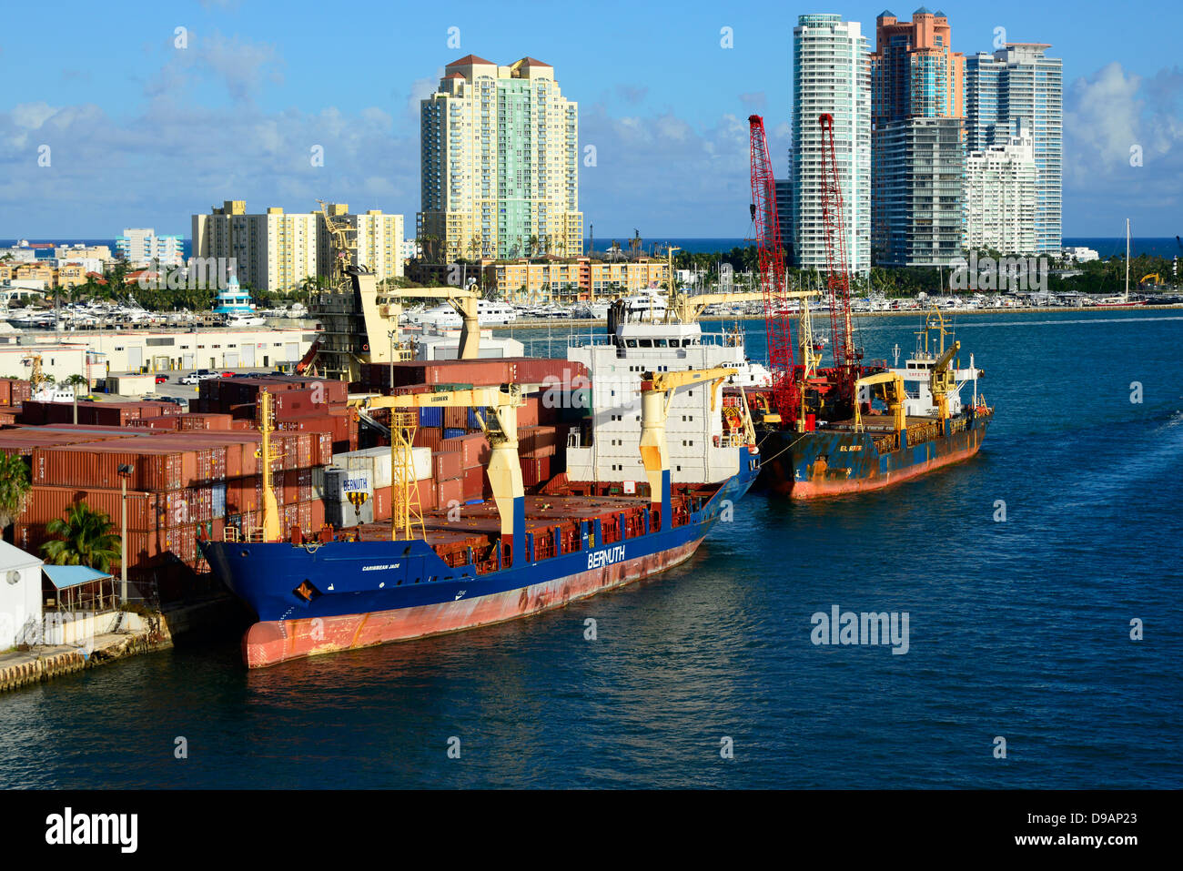 Lo skyline di Miami e il porto di spedizione in partenza dalla nave da crociera Florida FL US Foto Stock
