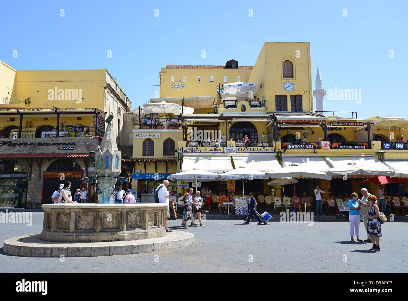 Castellania fontana nella piazza Ippokratous, la Città Vecchia, la città di Rodi RODI (Rodi), Dodecaneso, Egeo Meridionale Regione, Grecia Foto Stock