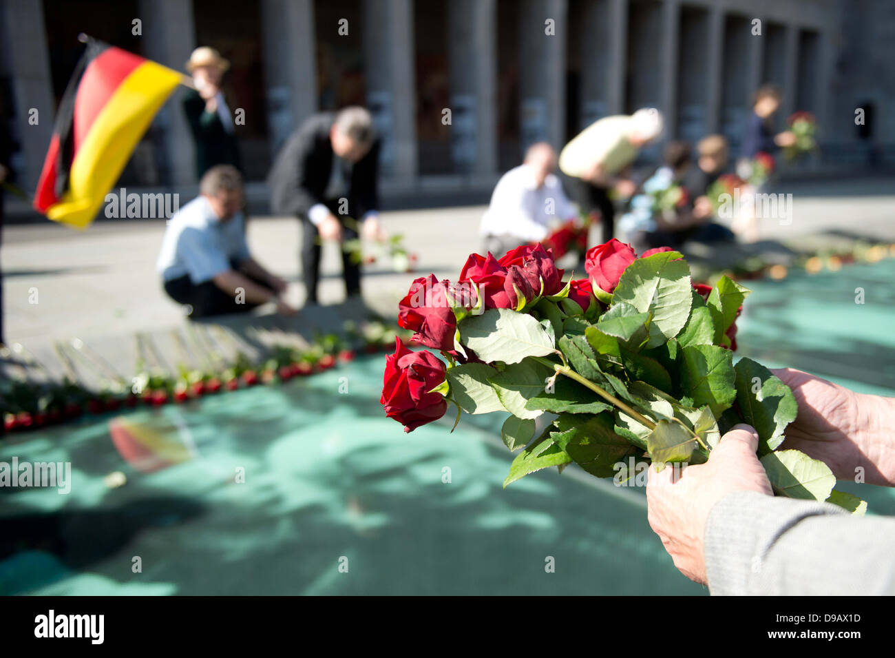 Berlino, Germania. 17 Giugno, 2013. I membri del Partito Socialdemocratico in Berlin-Mitte luogo rose rosse al 'Square della sollevazione popolare 1953' per commemorare la sollevazione popolare contro la Repubblica democratica tedesca (RDT), che è iniziato il 17 giugno 1953 ed è stato violentemente repressi dallo stato, a Berlino (Germania), 17 giugno 2013. Foto: MAURIZIO GAMBARINI/dpa/Alamy Live News Foto Stock