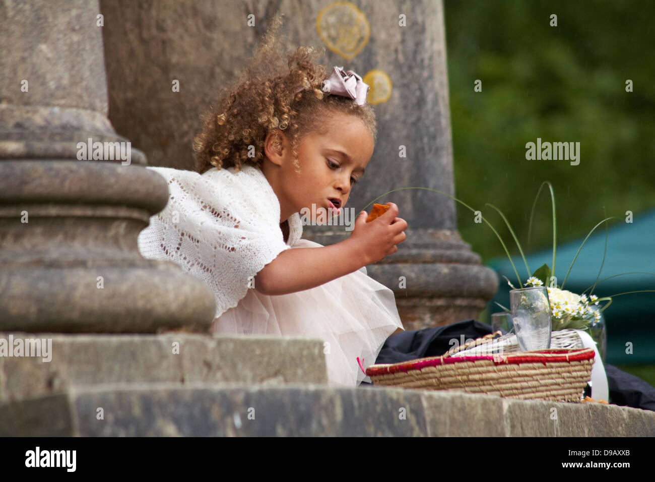 Giovane ragazza alla cerimonia di nozze in giugno Foto Stock