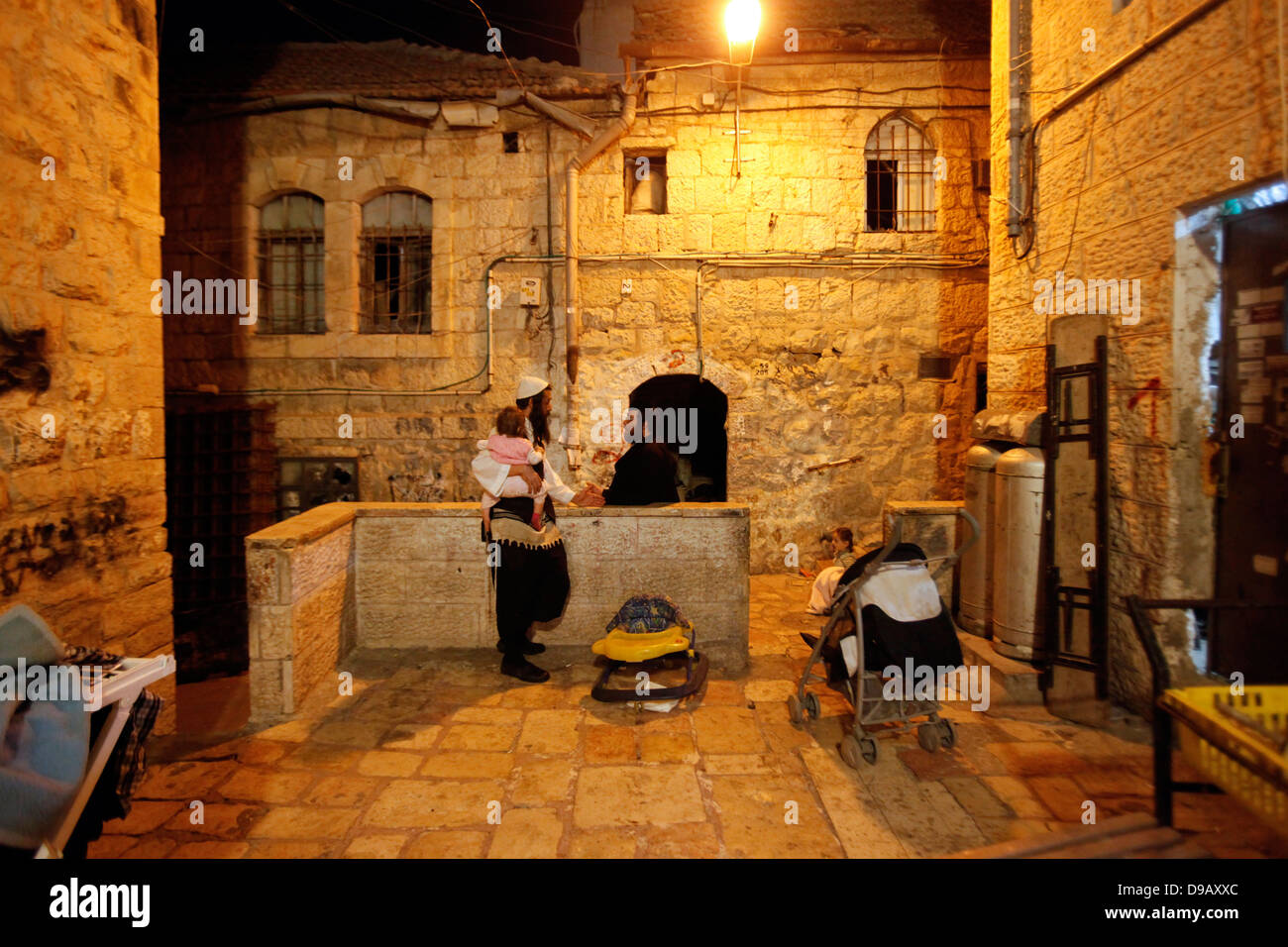 Ebrei ultra ortodossi di Neturie Karta un gruppo religioso che si è diviso dal giudaismo normativo nel quartiere di Mea Shearim, un'enclave ultra-ortodossa a Gerusalemme ovest di Israele Foto Stock