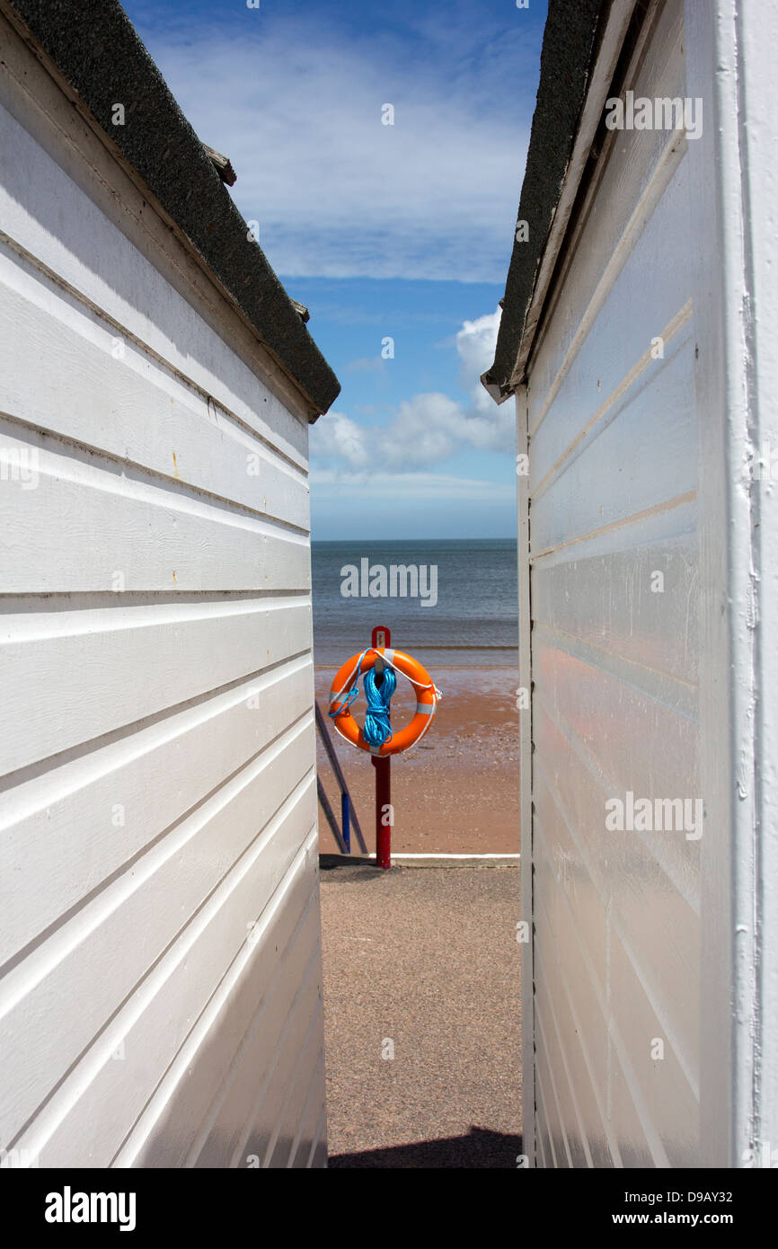 Lifebelt e cabine a Broadsands,Paignton,cabine mare broadsands,Broadsands beach,Beachhuts e campi verdi, barche, blu, S Foto Stock