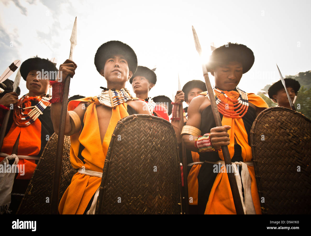 Naga guerrieri tribali in abito tradizionale con lance e scudi, Hornbill Festival, Kohima, Nagaland, India Foto Stock