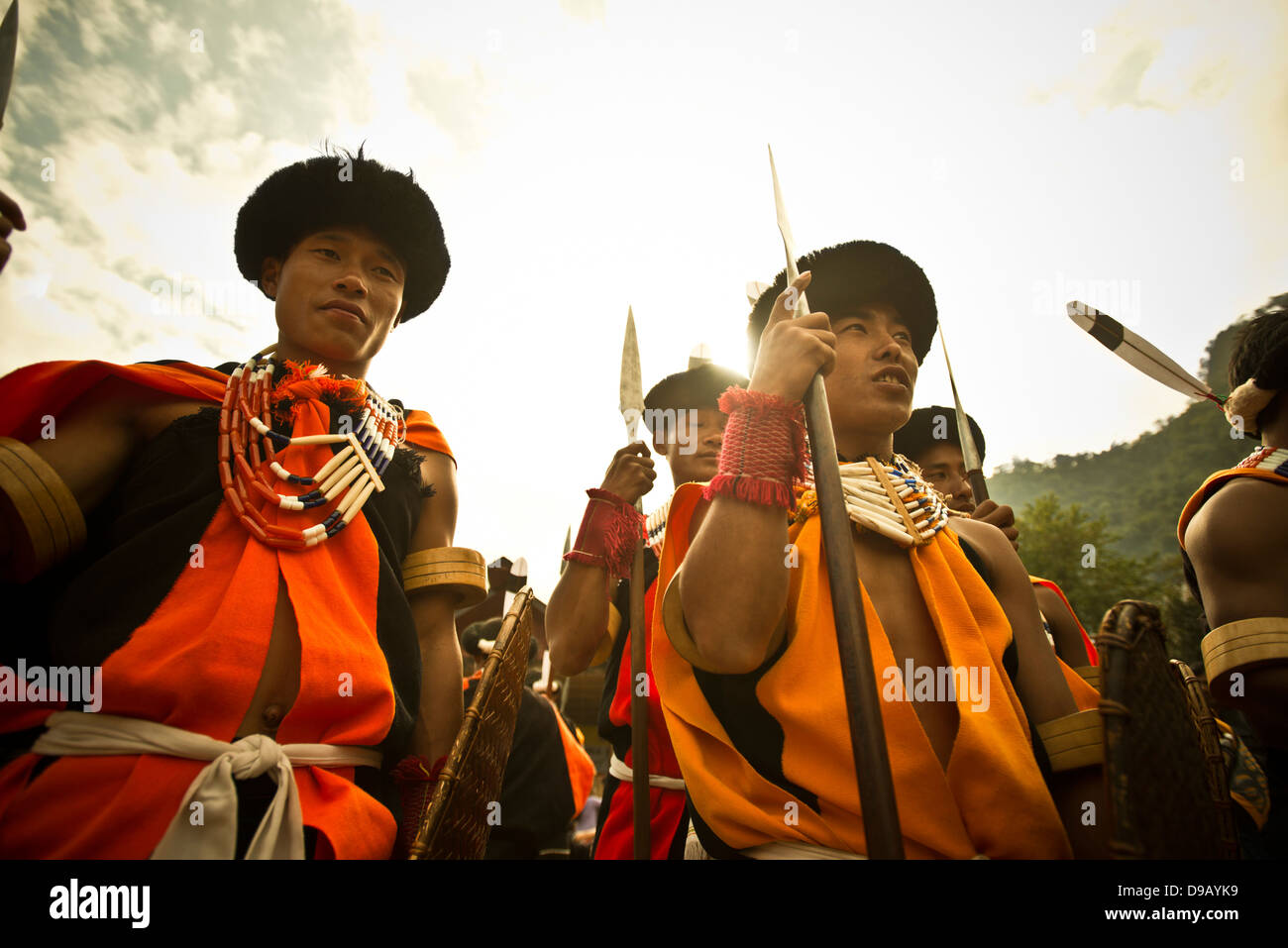 Naga guerrieri tribali in abito tradizionale con lance Hornbill Festival, Kohima, Nagaland, India Foto Stock