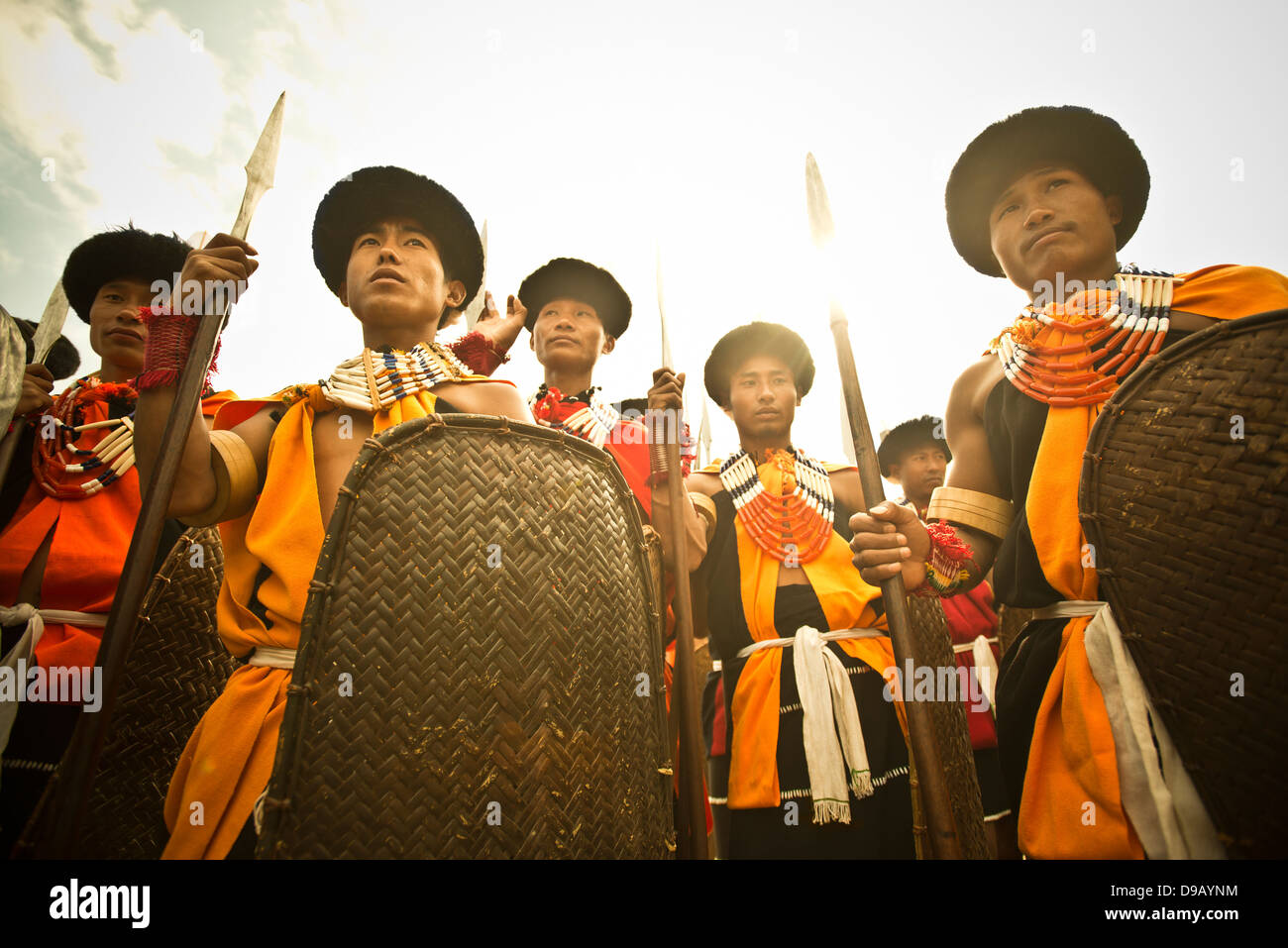 Naga guerrieri tribali in abito tradizionale con lance e scudi, Hornbill Festival, Kohima, Nagaland, India Foto Stock
