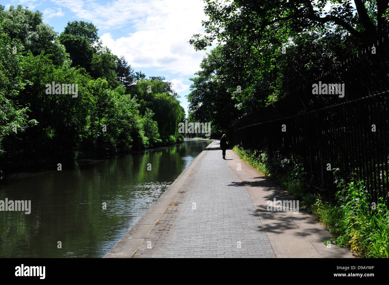 Una donna che cammina da Regent's Canal, Londra, Regno Unito. Foto Stock