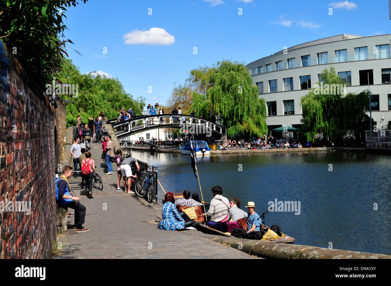 Le persone che si godono il clima caldo, Camden Lock, London, Regno Unito Foto Stock