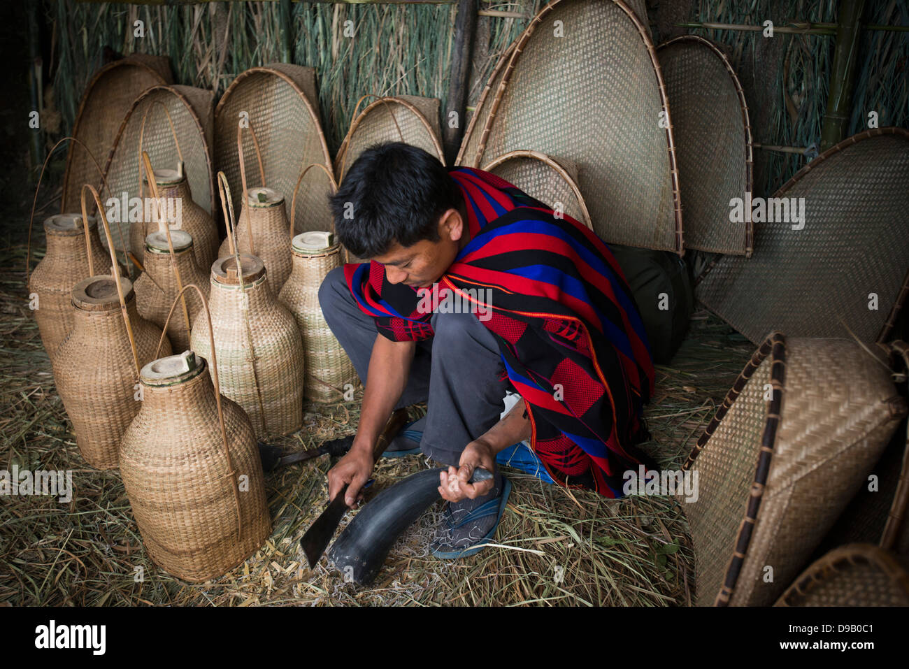 Naga tribal artigiano sagomatura di un avvisatore acustico, Hornbill Festival, Kohima, Nagaland, India Foto Stock