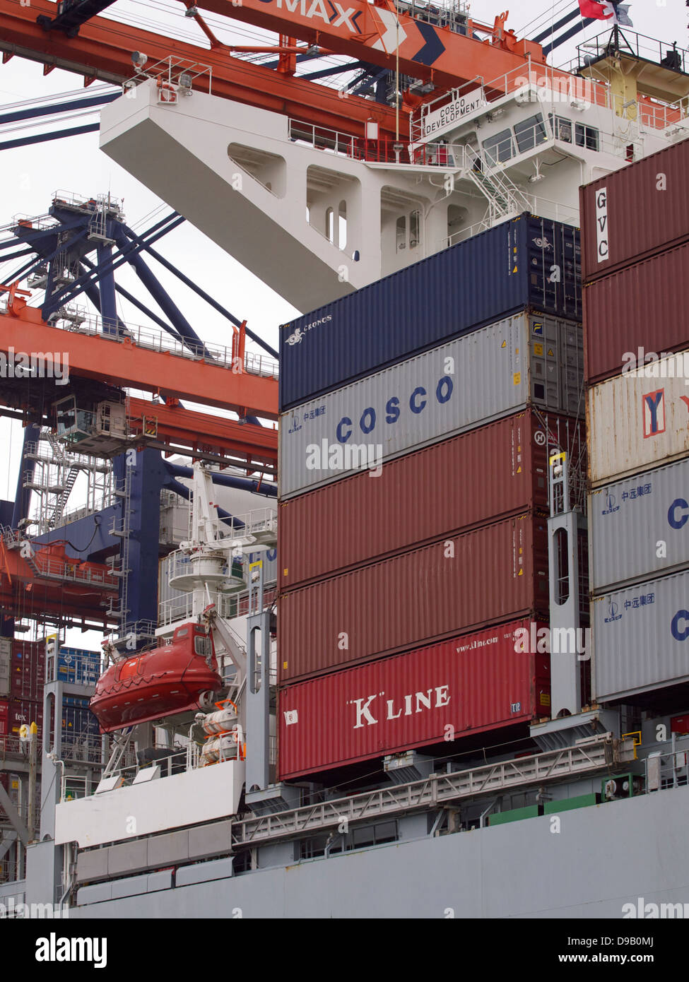 La pila di contenitori sul ponte di una nave portante nel porto di Rotterdam, Paesi Bassi Foto Stock