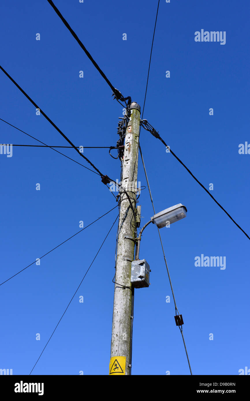 Palo di legno con cavi e lampada. Kirkbride, Cumbria, England, Regno Unito, Europa. Foto Stock